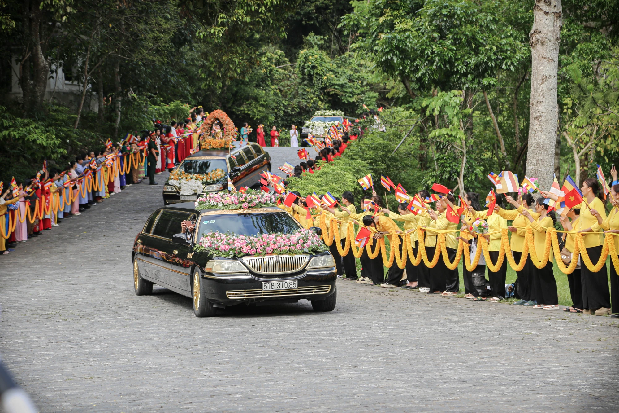 hang-van-nguoi-cung-nghinh-xa-loi-duc-phat-ve-yen-tu-1.JPG