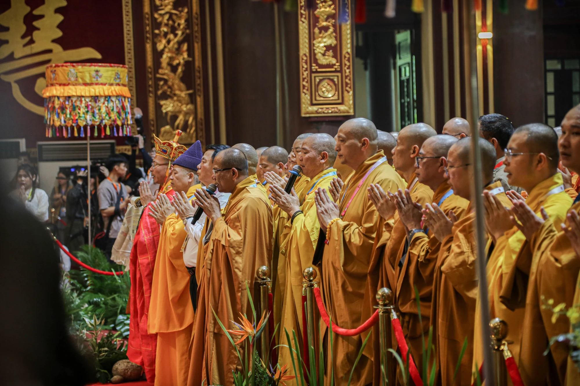 hang-van-nguoi-cung-nghinh-xa-loi-duc-phat-ve-yen-tu-11.JPG