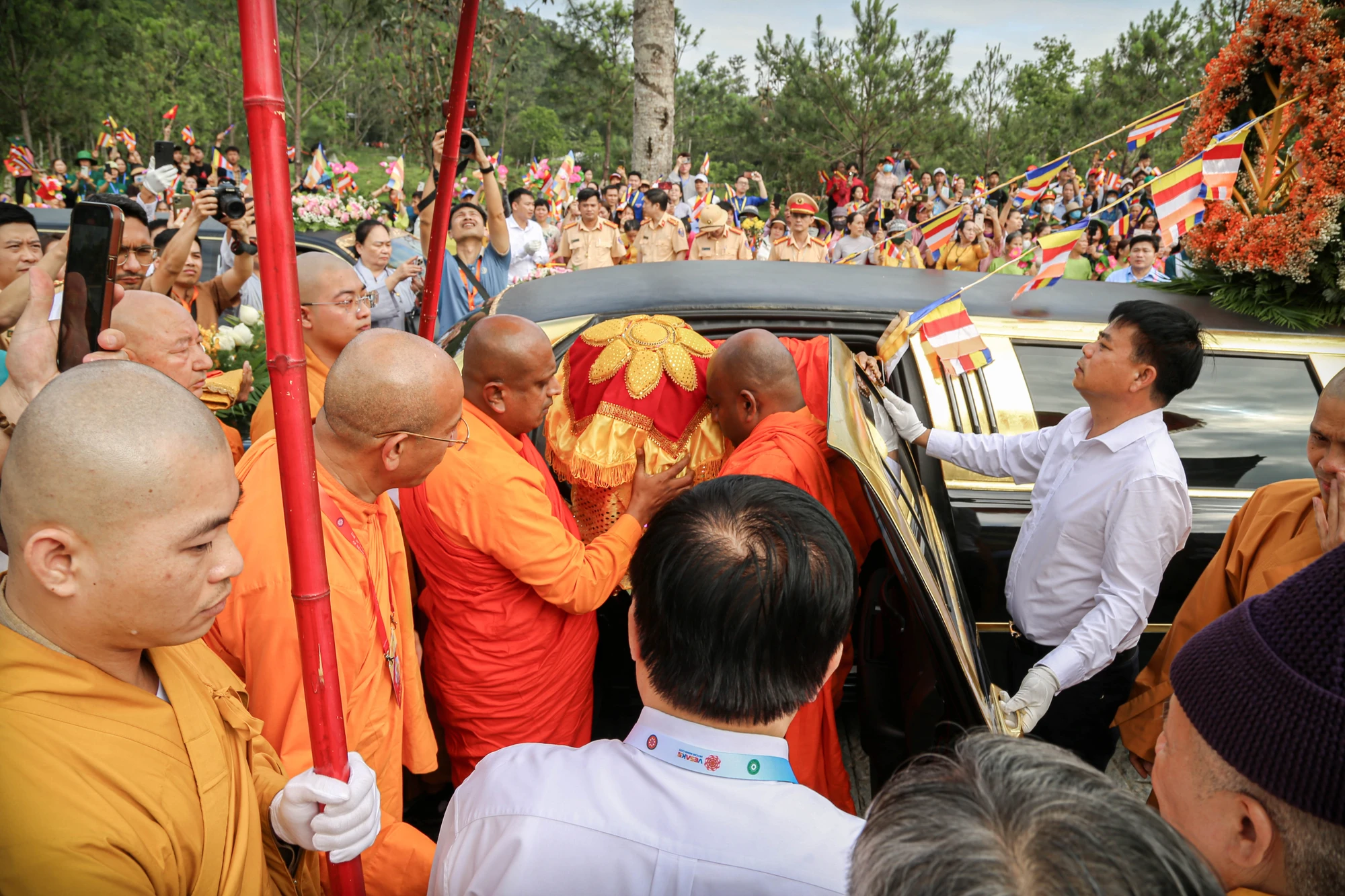 hang-van-nguoi-cung-nghinh-xa-loi-duc-phat-ve-yen-tu-2.JPG