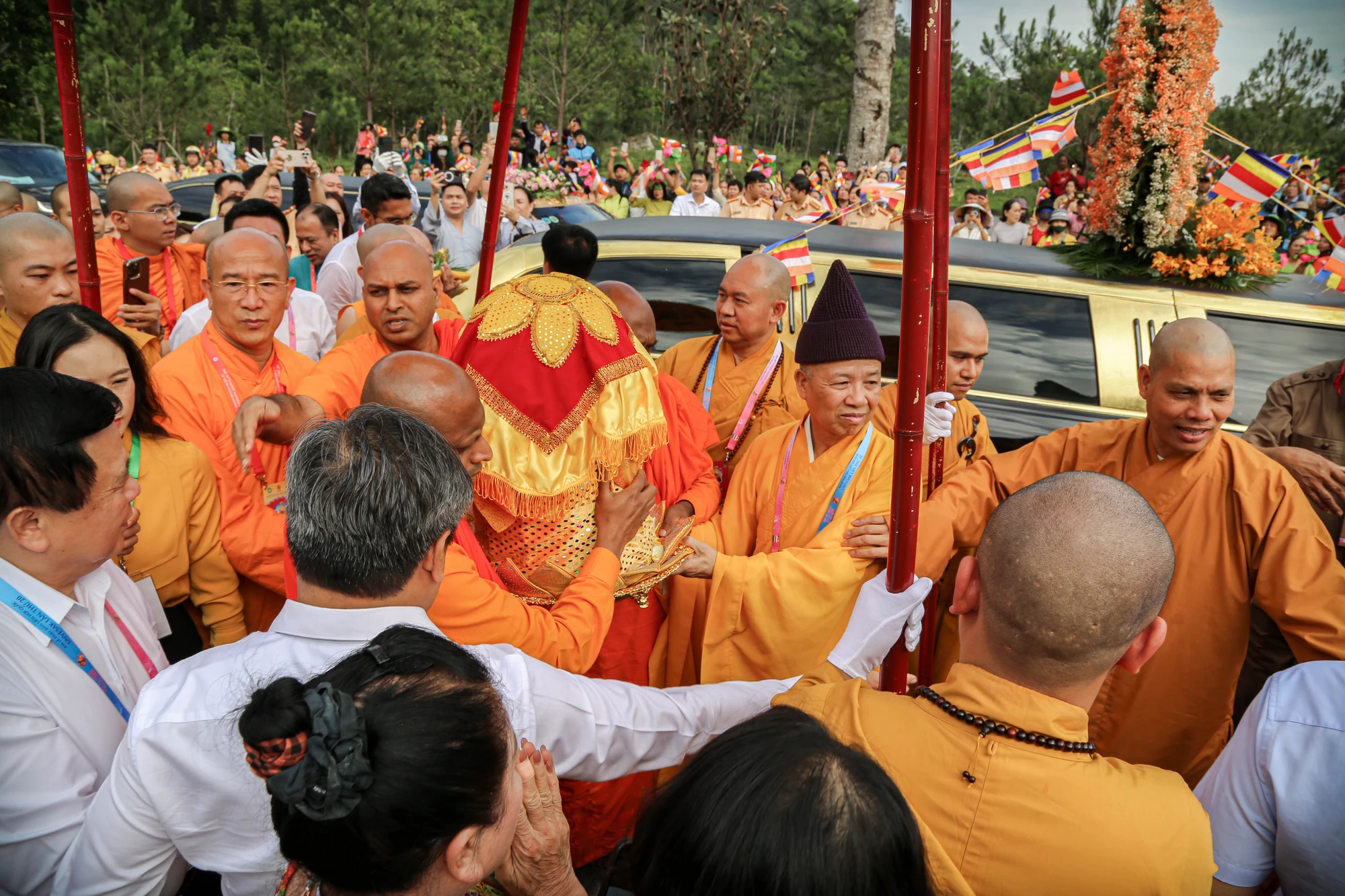 hang-van-nguoi-cung-nghinh-xa-loi-duc-phat-ve-yen-tu-3.JPG