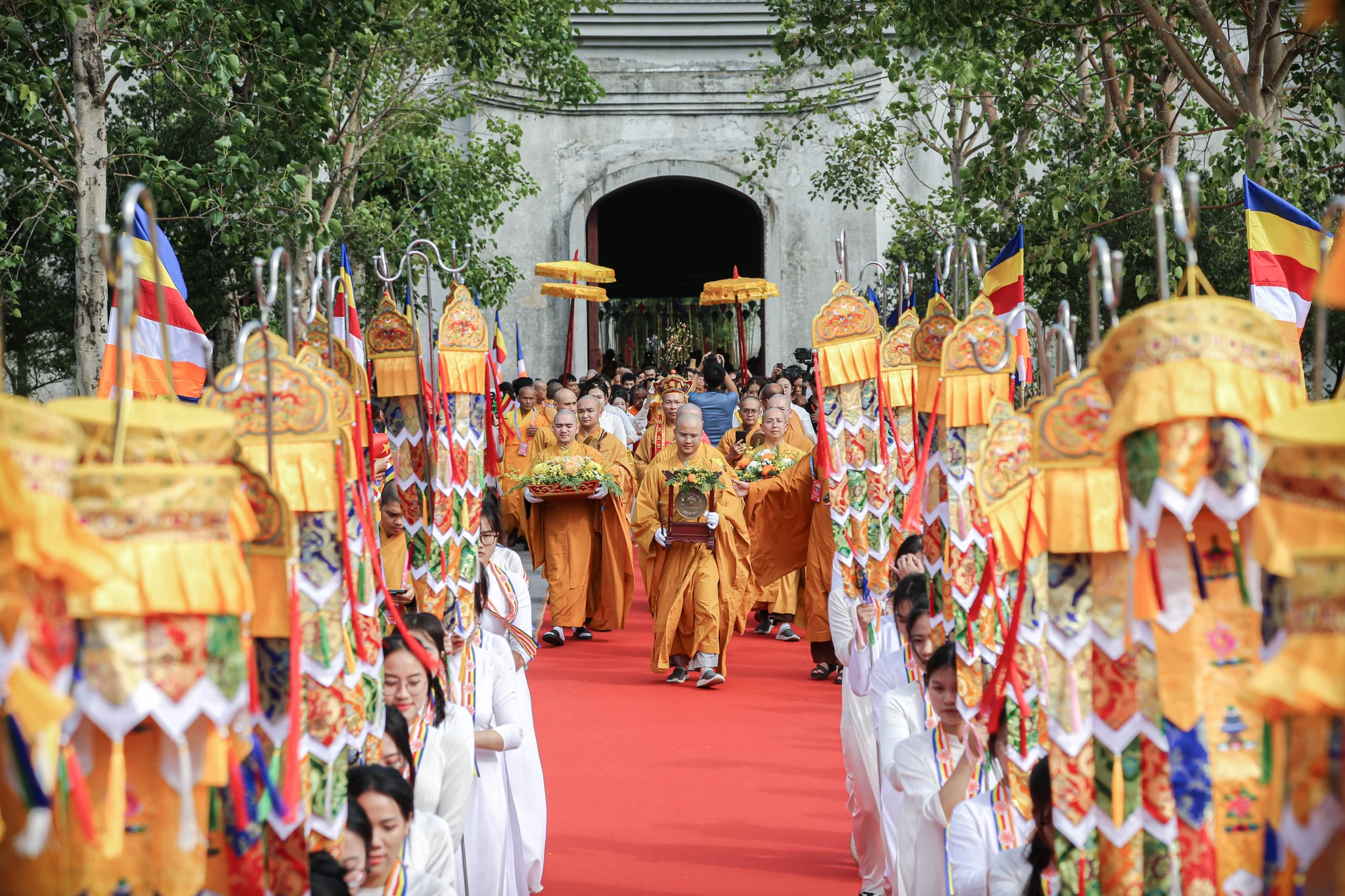hang-van-nguoi-cung-nghinh-xa-loi-duc-phat-ve-yen-tu-4.JPG