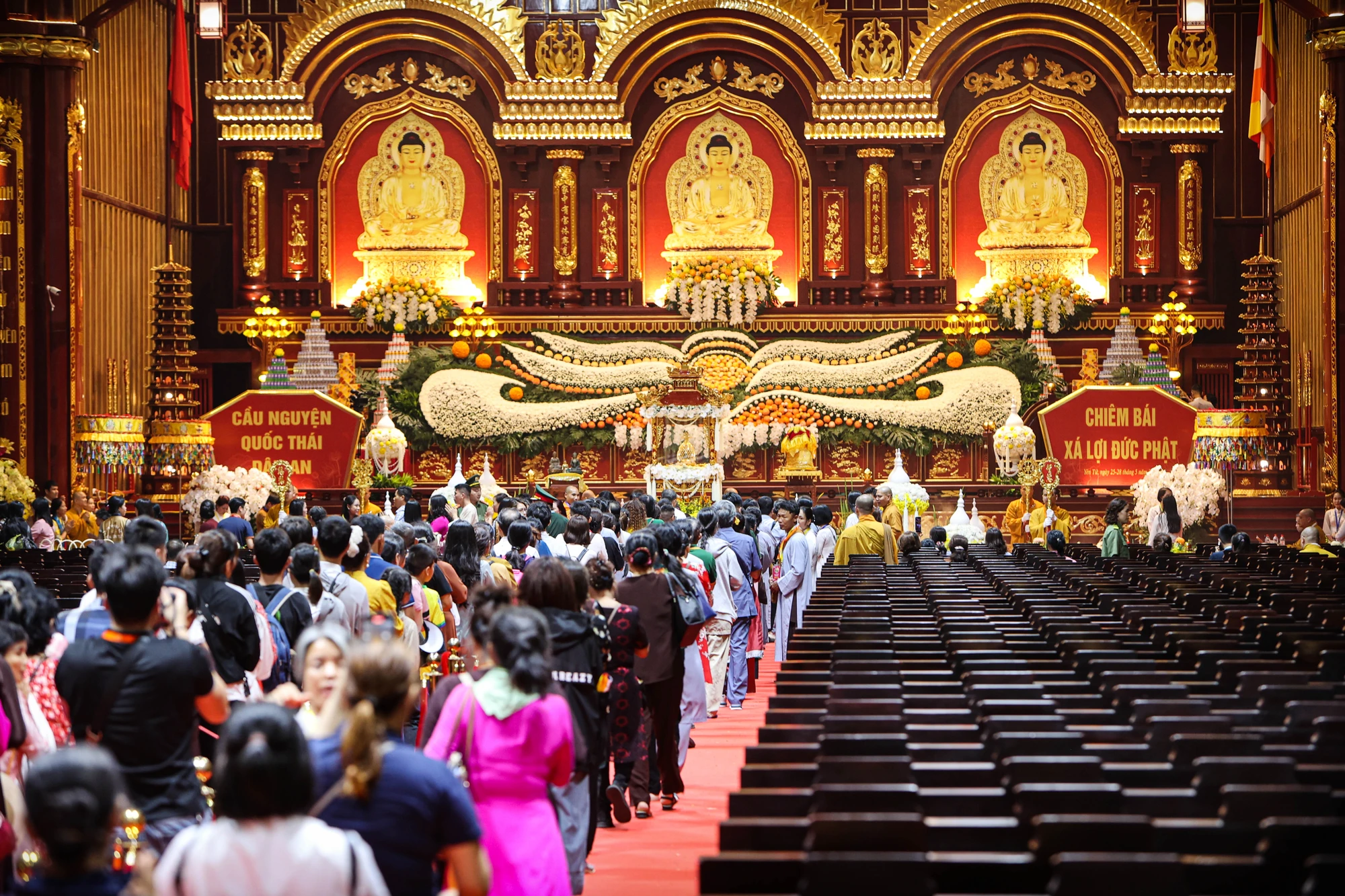 quang-ninh-dong-nguoi-xep-hang-den-toi-muon-cho-chiem-bai-xa-loi-duc-phat-1.JPG