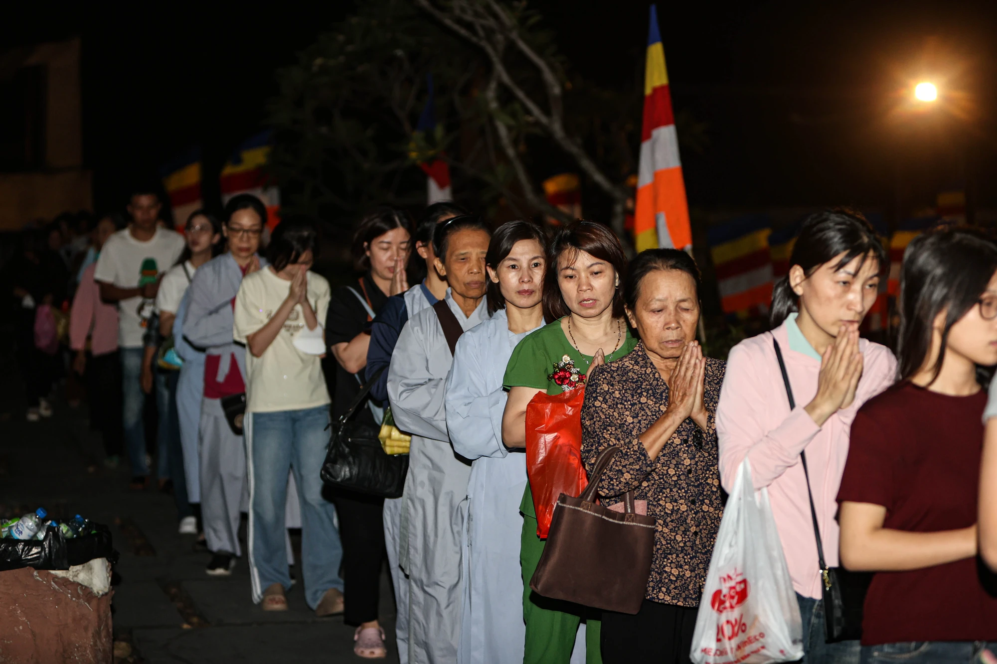 quang-ninh-dong-nguoi-xep-hang-den-toi-muon-cho-chiem-bai-xa-loi-duc-phat-11.JPG