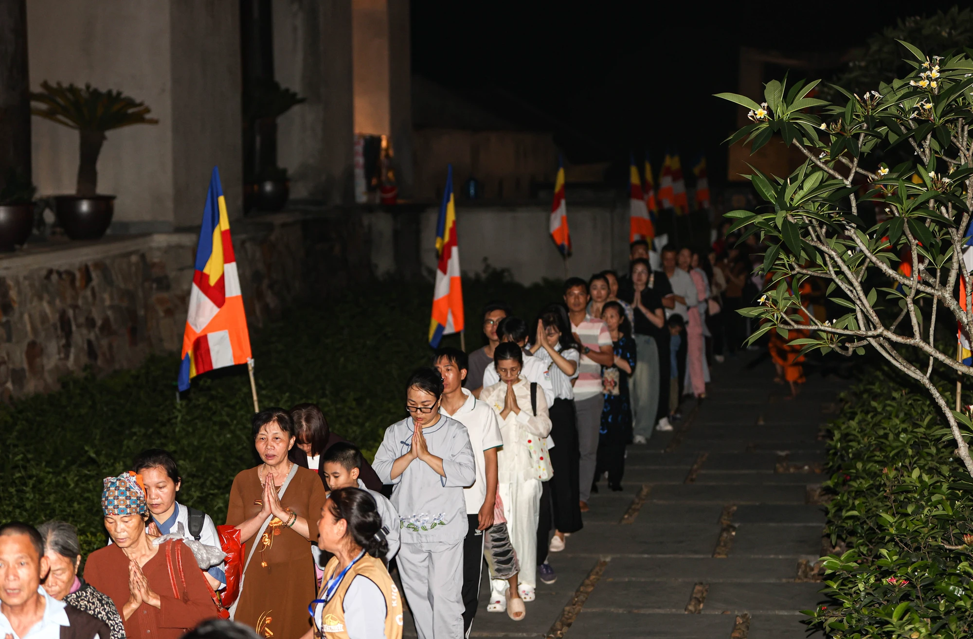 quang-ninh-dong-nguoi-xep-hang-den-toi-muon-cho-chiem-bai-xa-loi-duc-phat-13.JPG