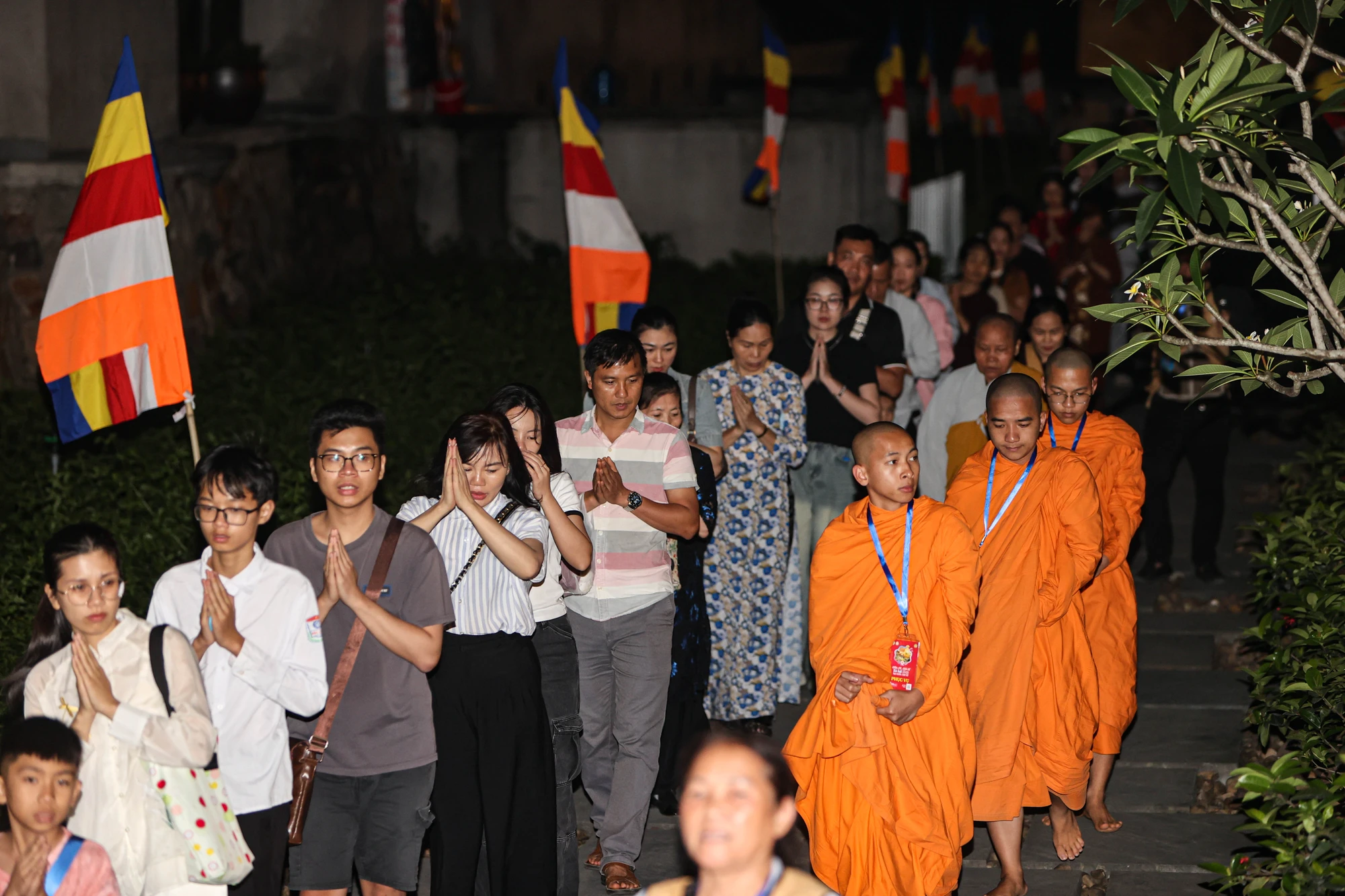 quang-ninh-dong-nguoi-xep-hang-den-toi-muon-cho-chiem-bai-xa-loi-duc-phat-14.JPG