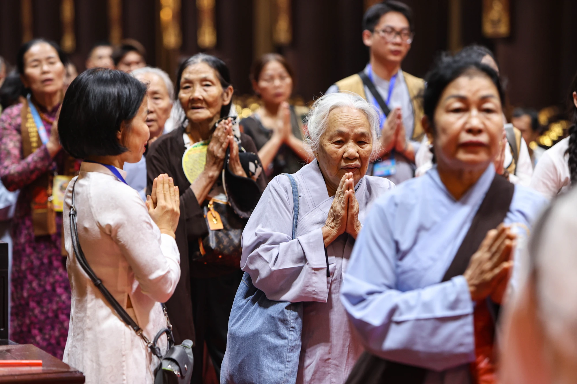 quang-ninh-dong-nguoi-xep-hang-den-toi-muon-cho-chiem-bai-xa-loi-duc-phat-2.JPG
