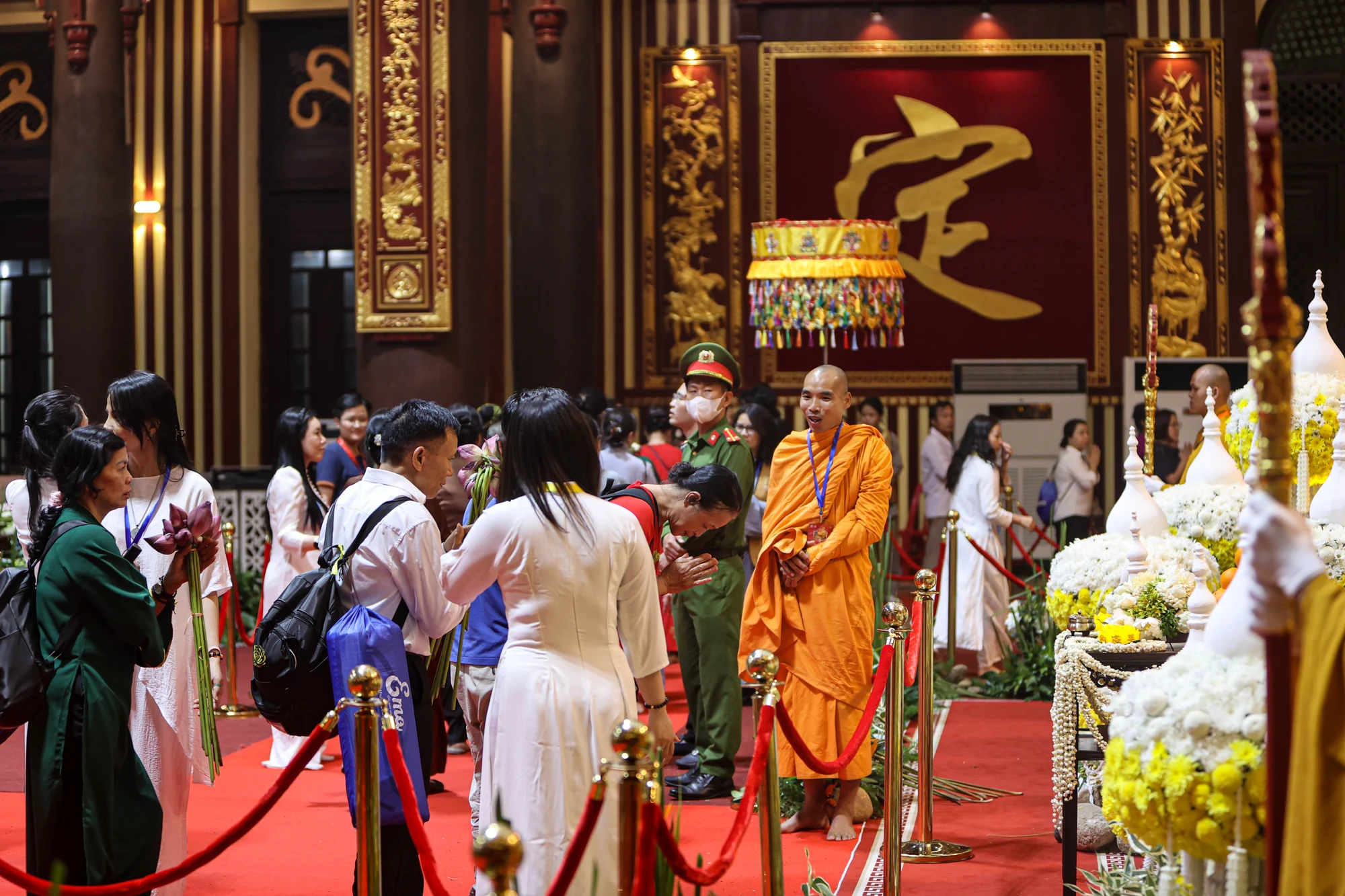 quang-ninh-dong-nguoi-xep-hang-den-toi-muon-cho-chiem-bai-xa-loi-duc-phat-3.JPG