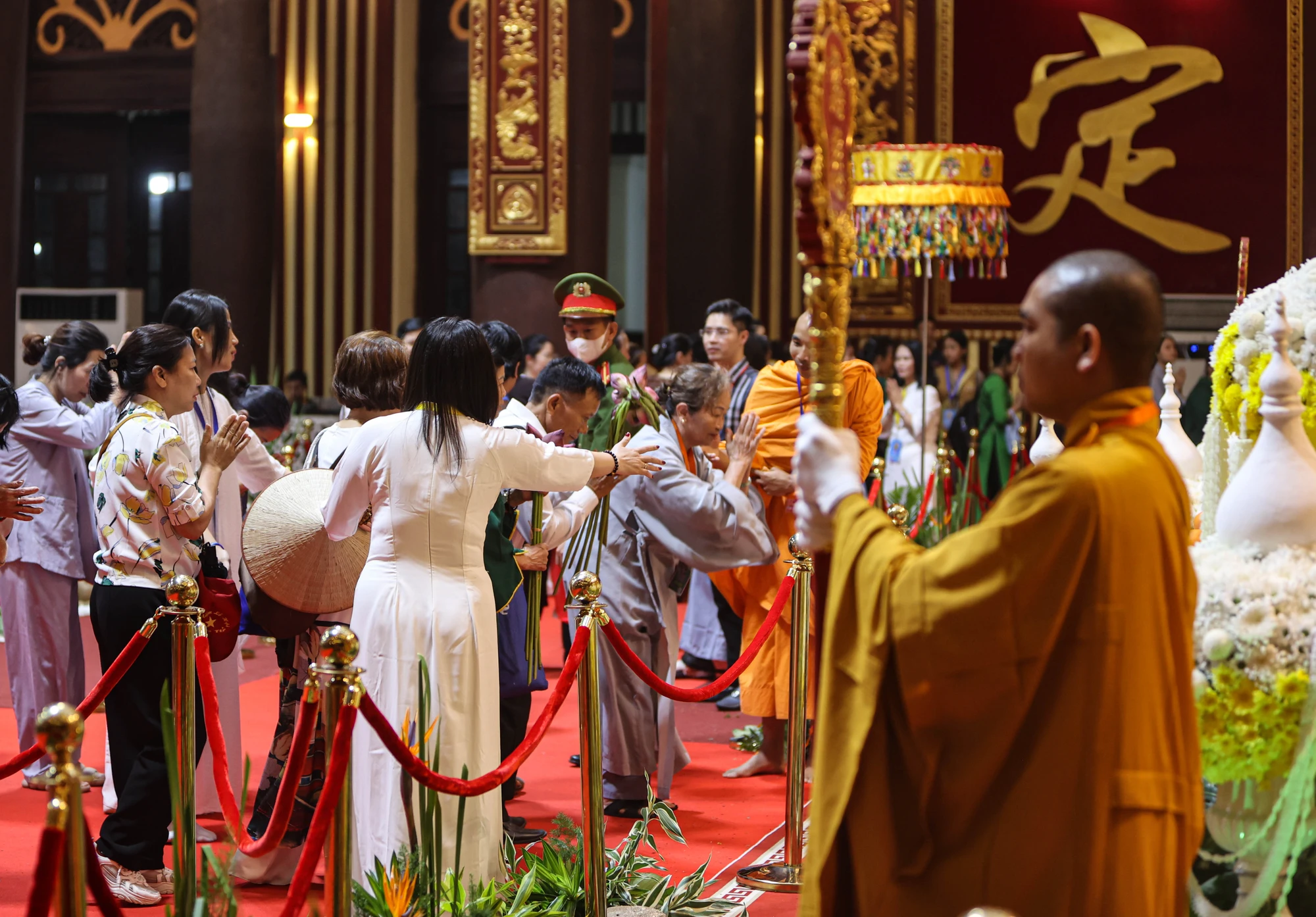 quang-ninh-dong-nguoi-xep-hang-den-toi-muon-cho-chiem-bai-xa-loi-duc-phat-4.JPG