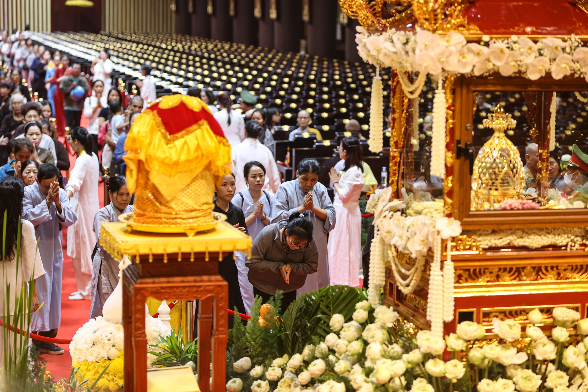 quang-ninh-dong-nguoi-xep-hang-den-toi-muon-cho-chiem-bai-xa-loi-duc-phat-5.JPG