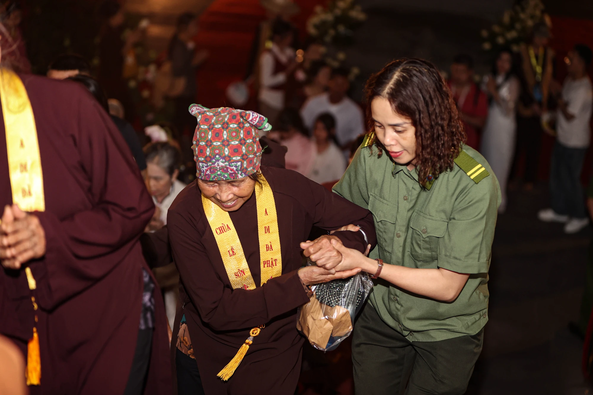 quang-ninh-dong-nguoi-xep-hang-den-toi-muon-cho-chiem-bai-xa-loi-duc-phat-9.JPG