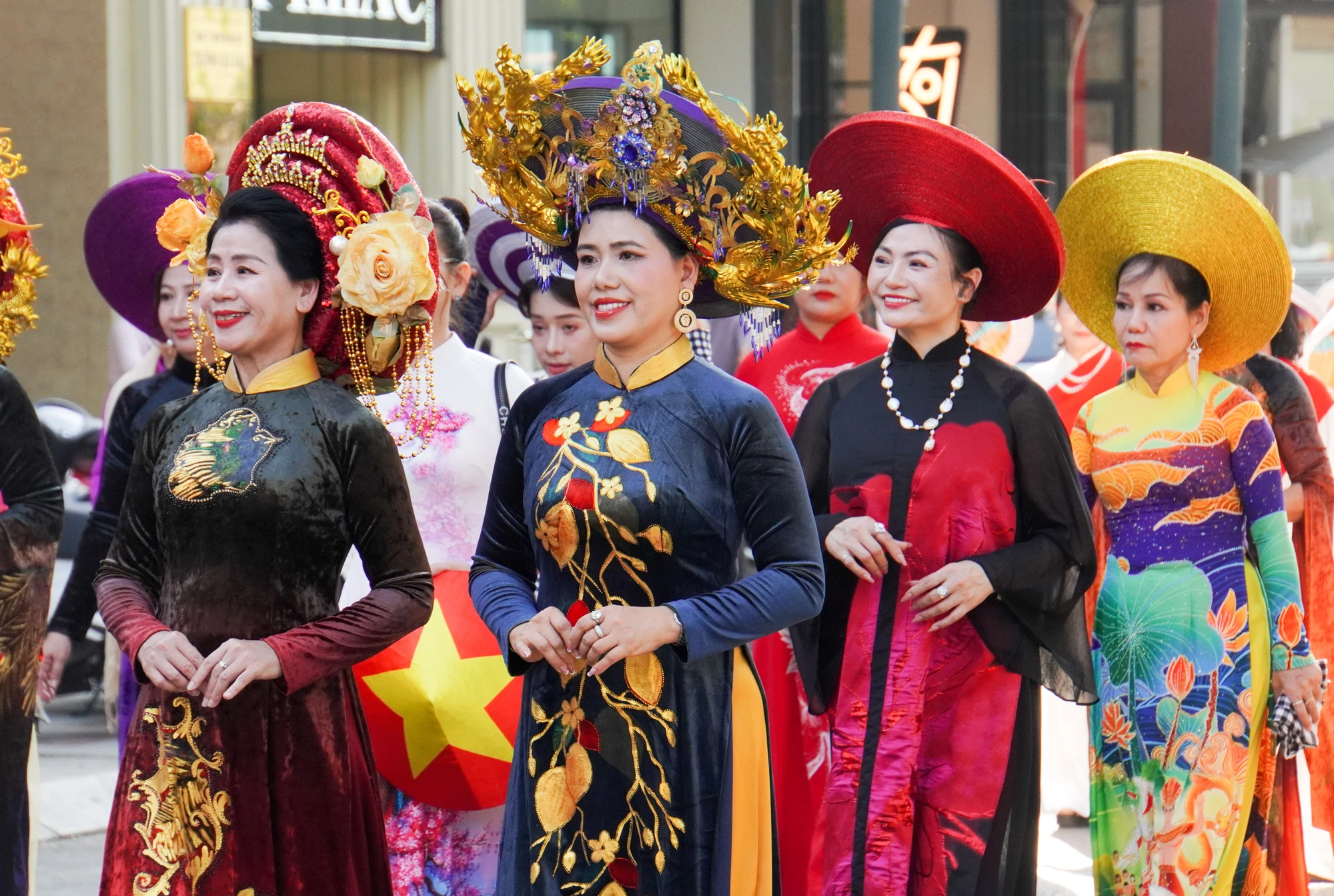 gan-nghin-nguoi-dieu-hanh-ao-dai-co-phuc-tren-duong-pho-hai-phong-12.jpg