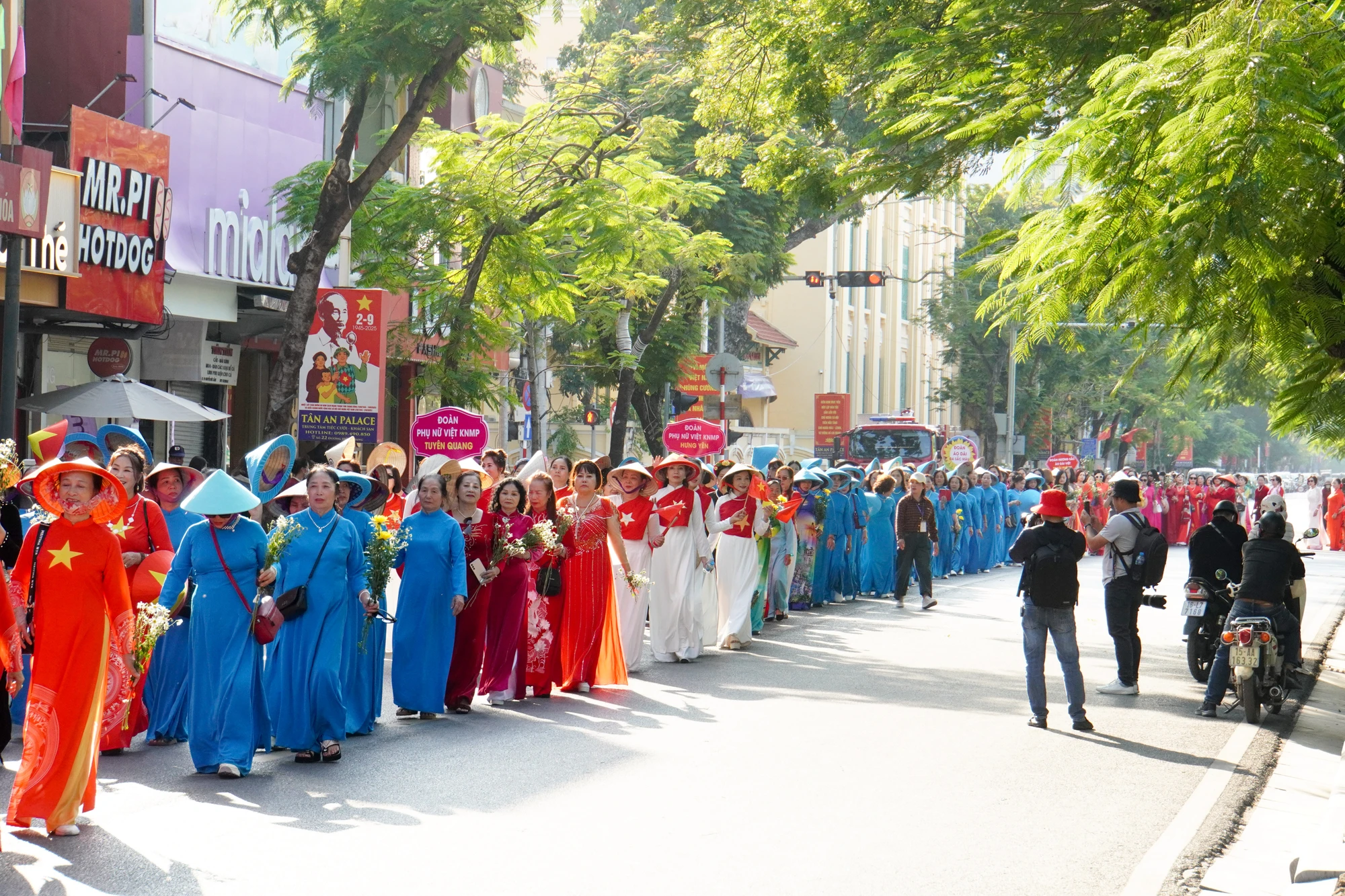 gan-nghin-nguoi-dieu-hanh-ao-dai-co-phuc-tren-duong-pho-hai-phong-14.jpg