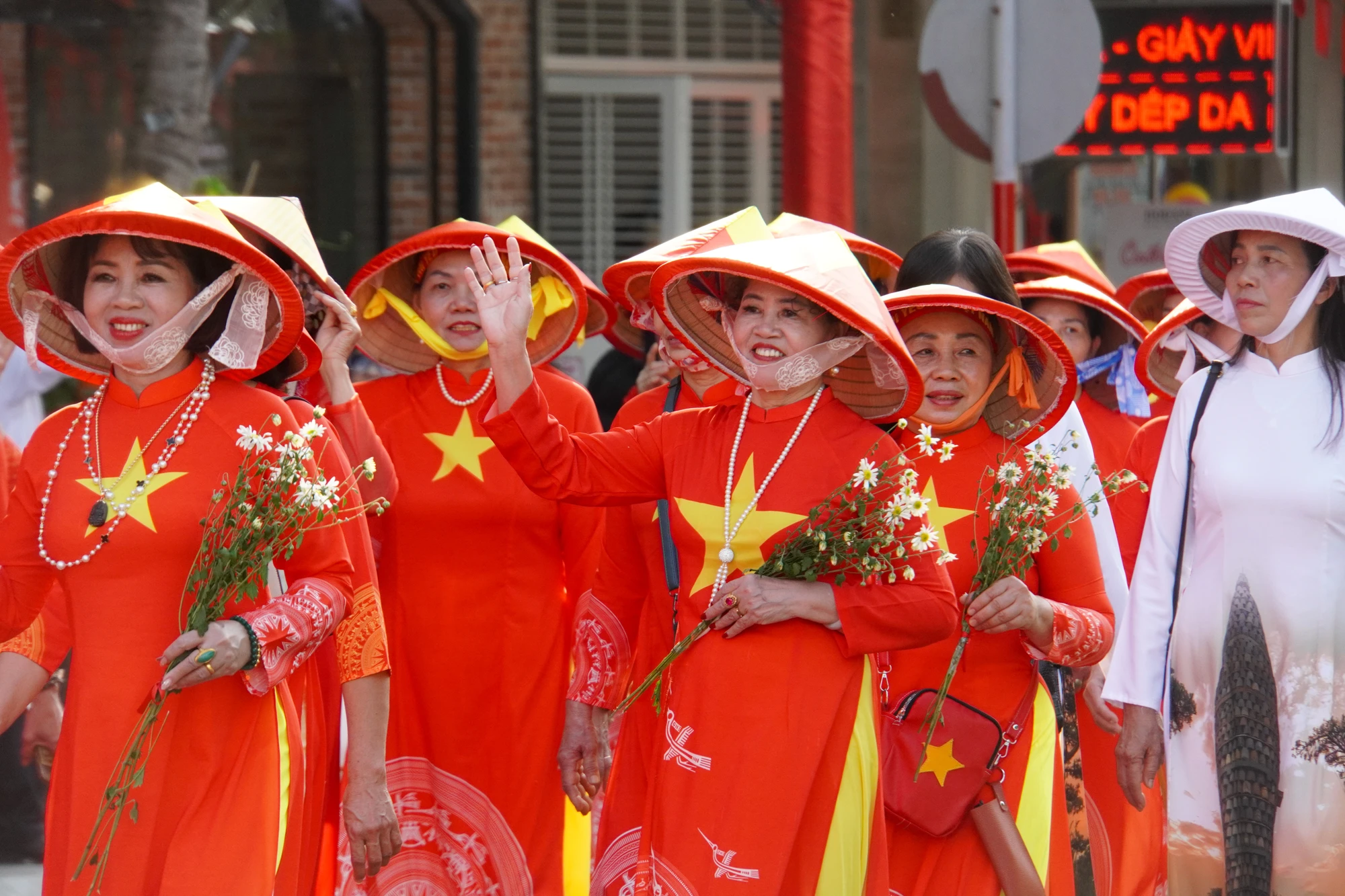 gan-nghin-nguoi-dieu-hanh-ao-dai-co-phuc-tren-duong-pho-hai-phong-16.jpg