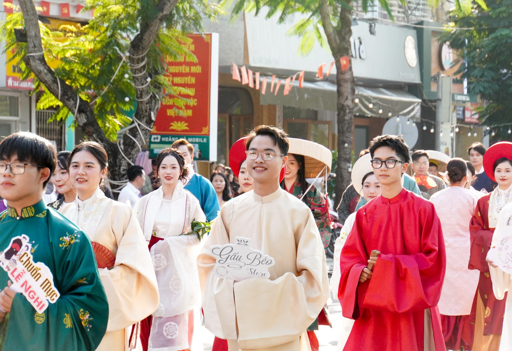 gan-nghin-nguoi-dieu-hanh-ao-dai-co-phuc-tren-duong-pho-hai-phong-17.jpg