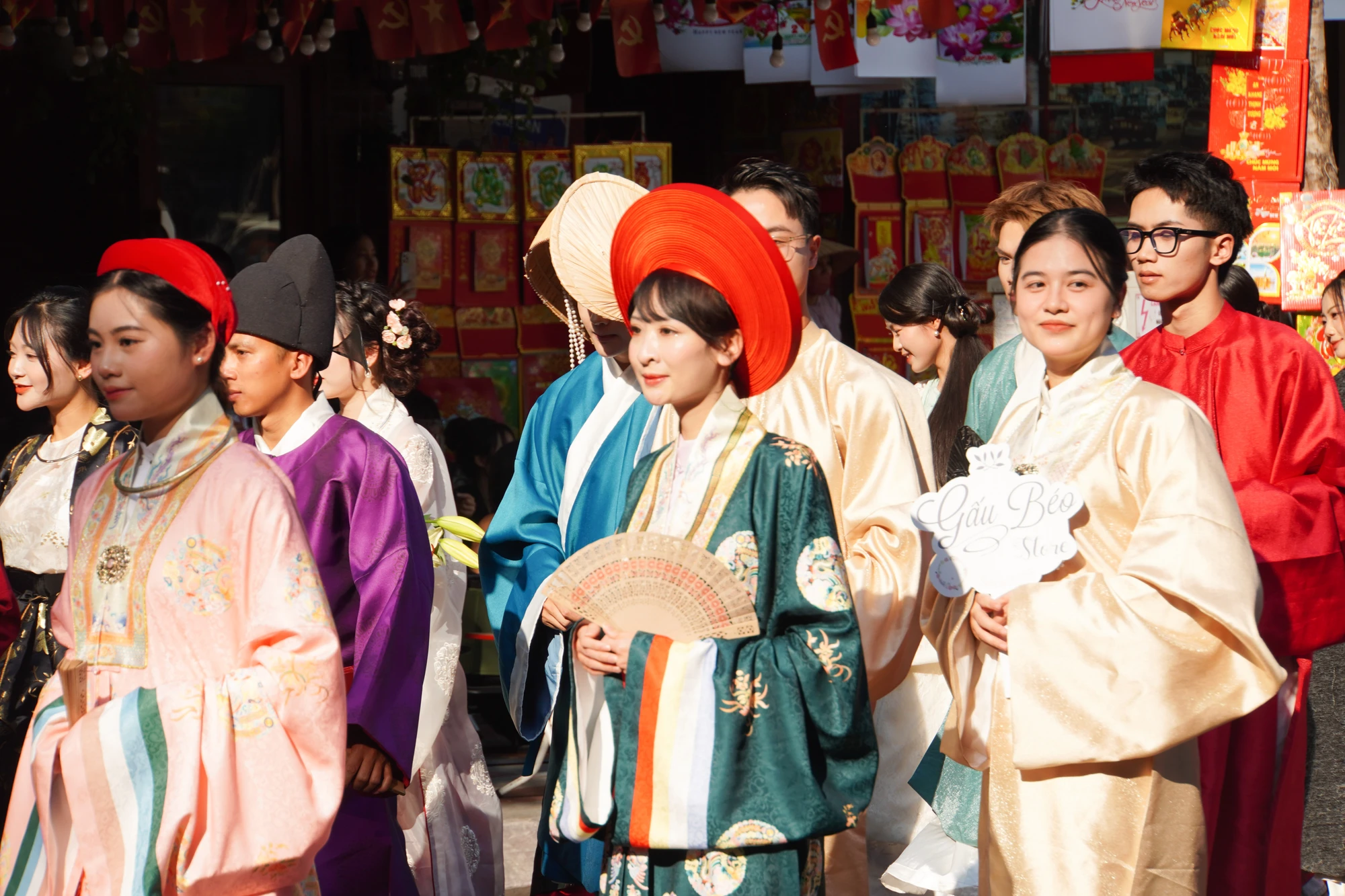 gan-nghin-nguoi-dieu-hanh-ao-dai-co-phuc-tren-duong-pho-hai-phong-2.jpg