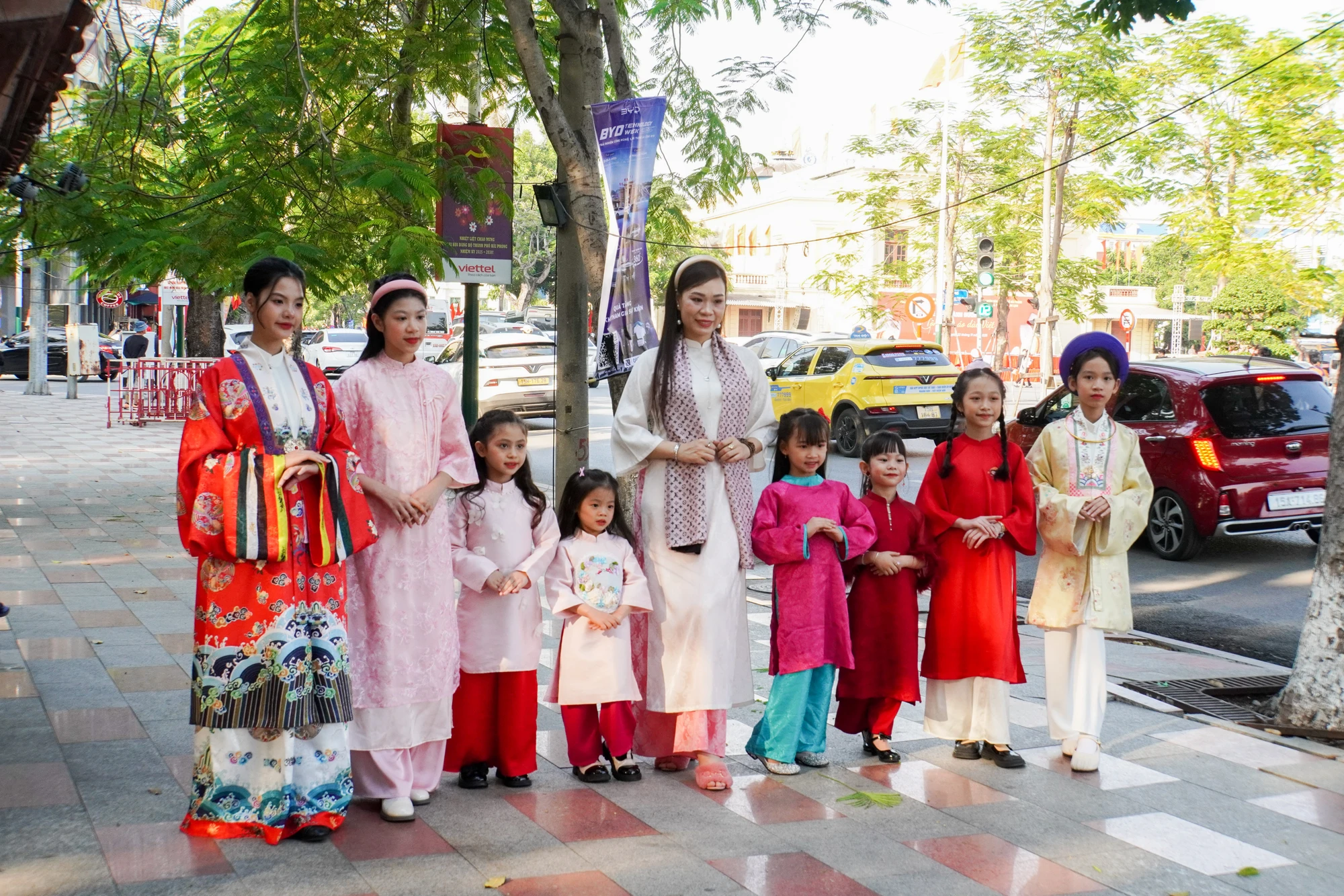 gan-nghin-nguoi-dieu-hanh-ao-dai-co-phuc-tren-duong-pho-hai-phong-21.jpg