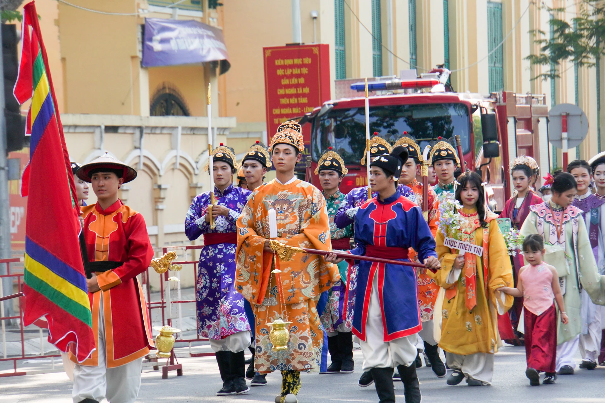 gan-nghin-nguoi-dieu-hanh-ao-dai-co-phuc-tren-duong-pho-hai-phong-5.jpg