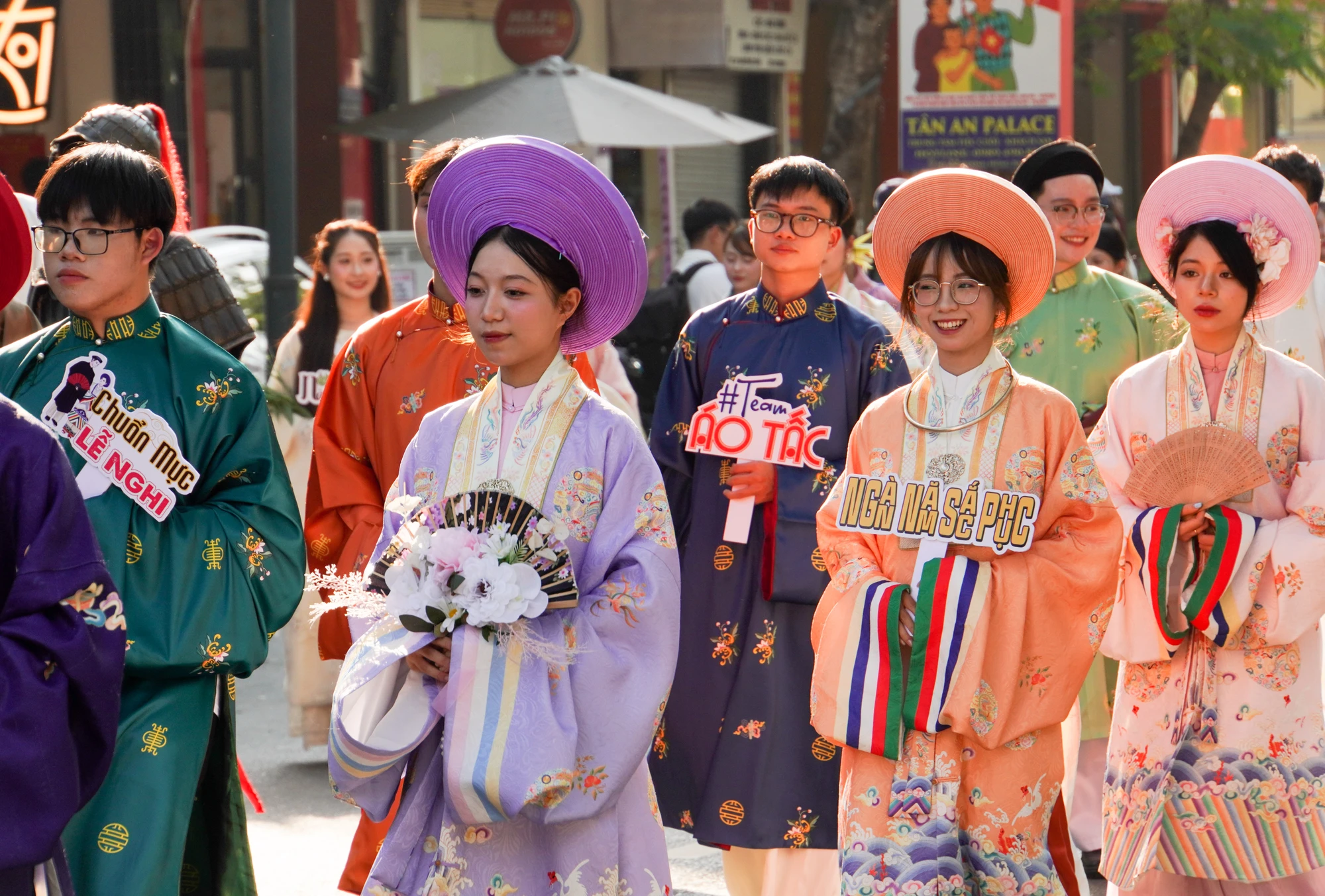 gan-nghin-nguoi-dieu-hanh-ao-dai-co-phuc-tren-duong-pho-hai-phong-7.jpg