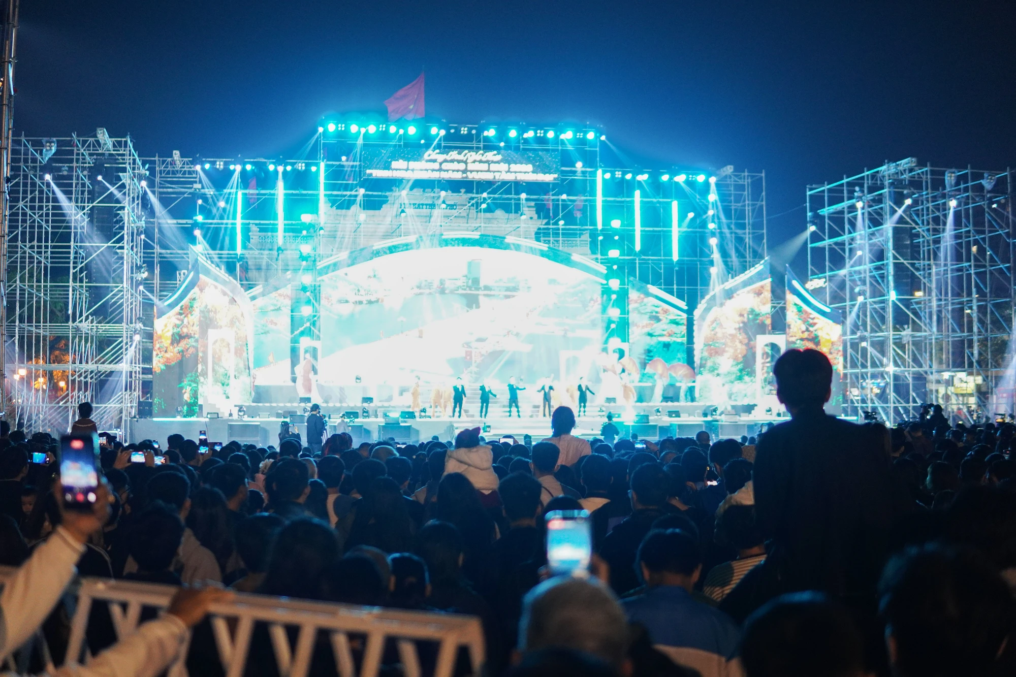 nguoi-hai-phong-quang-ninh-hao-hung-don-thoi-khac-giao-thua-5.JPG