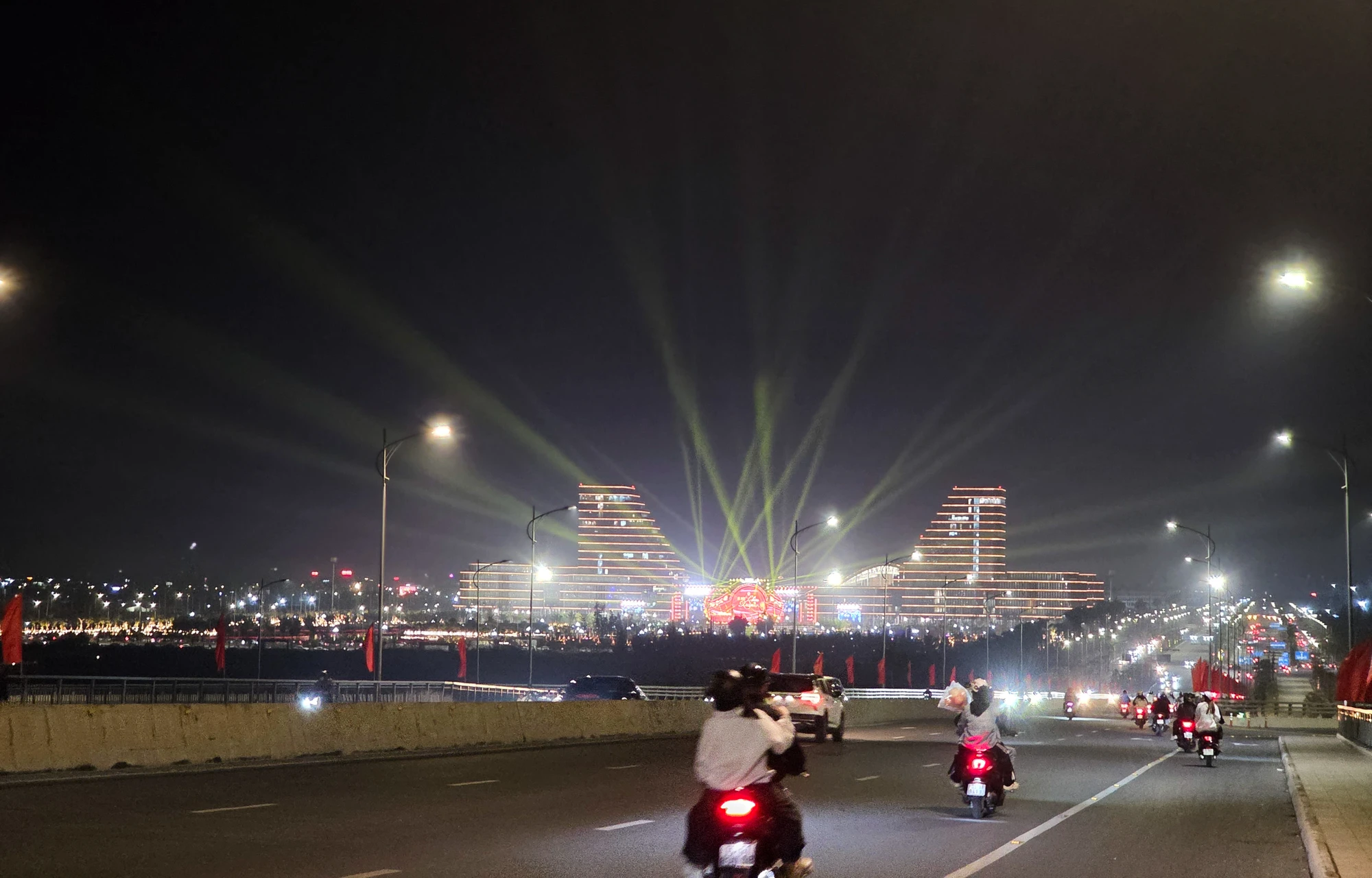 hai-phong-hang-nghin-nguoi-hoa-minh-trong-dem-giao-thua-dac-biet-lan-dau-to-chuc-tai-trung-tam-chinh-tri-hanh-chinh-1.JPG