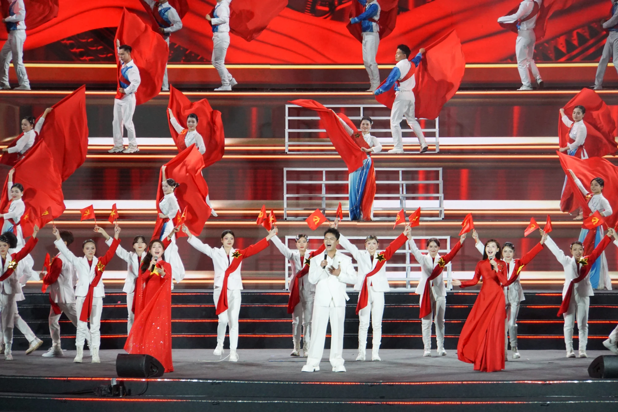 hai-phong-hang-nghin-nguoi-hoa-minh-trong-dem-giao-thua-dac-biet-lan-dau-to-chuc-tai-trung-tam-chinh-tri-hanh-chinh-15.JPG