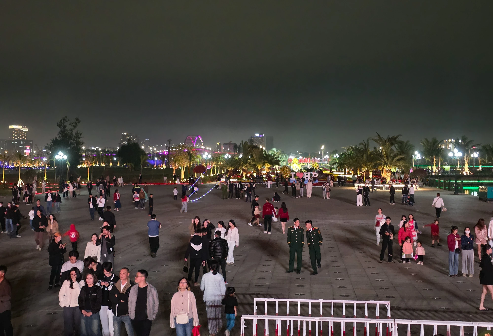 hai-phong-hang-nghin-nguoi-hoa-minh-trong-dem-giao-thua-dac-biet-lan-dau-to-chuc-tai-trung-tam-chinh-tri-hanh-chinh-3.JPG