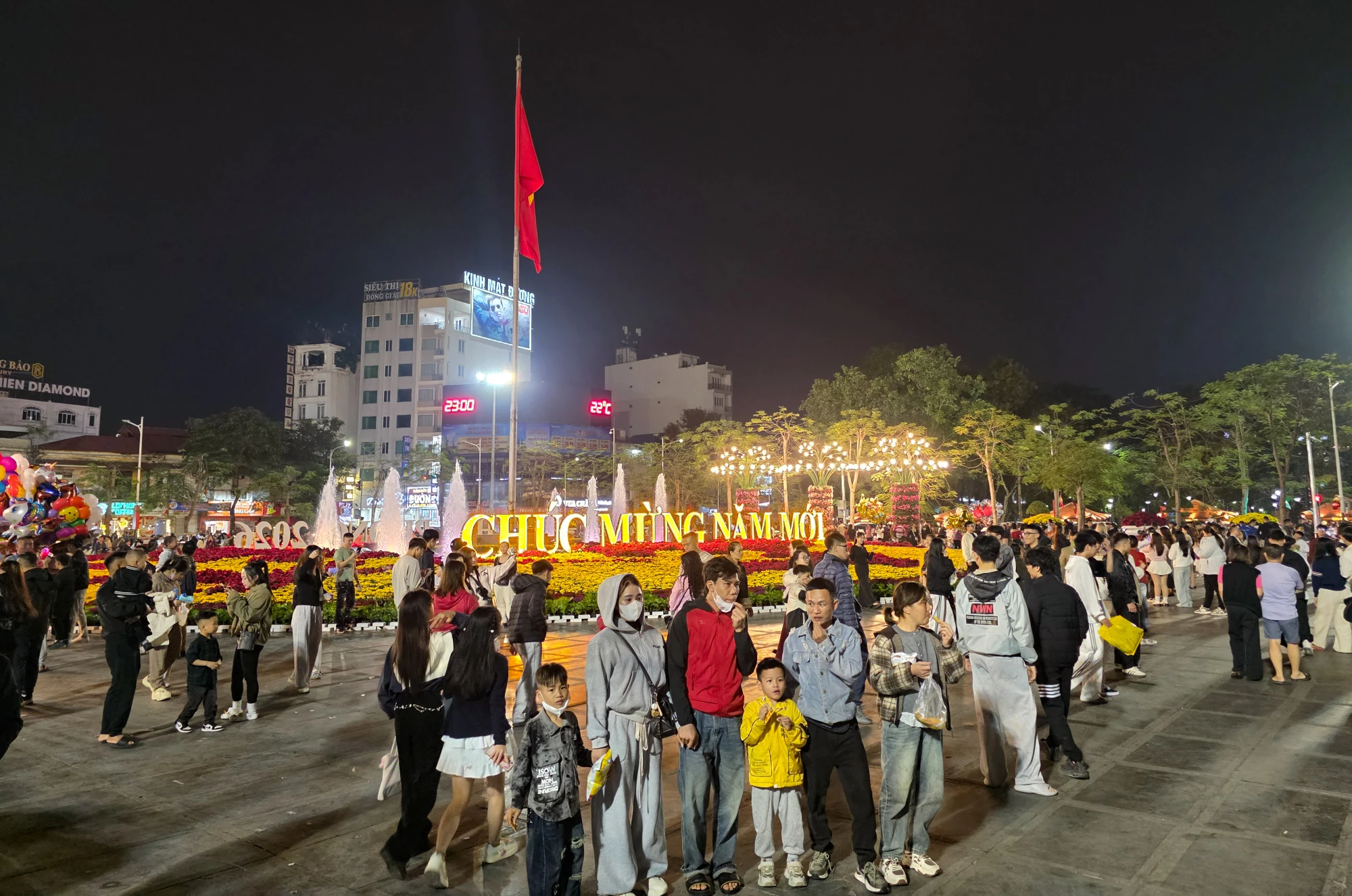 hai-phong-hang-nghin-nguoi-hoa-minh-trong-dem-giao-thua-dac-biet-lan-dau-to-chuc-tai-trung-tam-chinh-tri-hanh-chinh-6.JPG