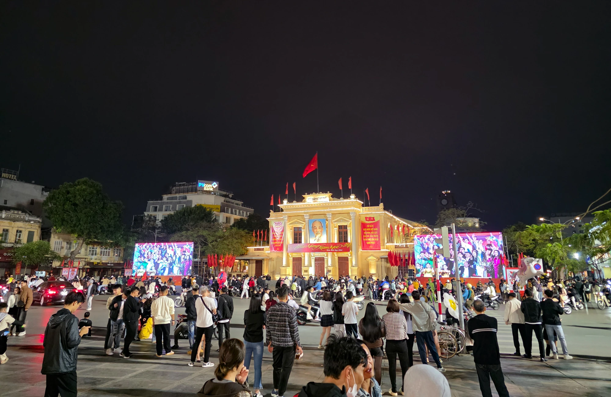 hai-phong-hang-nghin-nguoi-hoa-minh-trong-dem-giao-thua-dac-biet-lan-dau-to-chuc-tai-trung-tam-chinh-tri-hanh-chinh-7.JPG