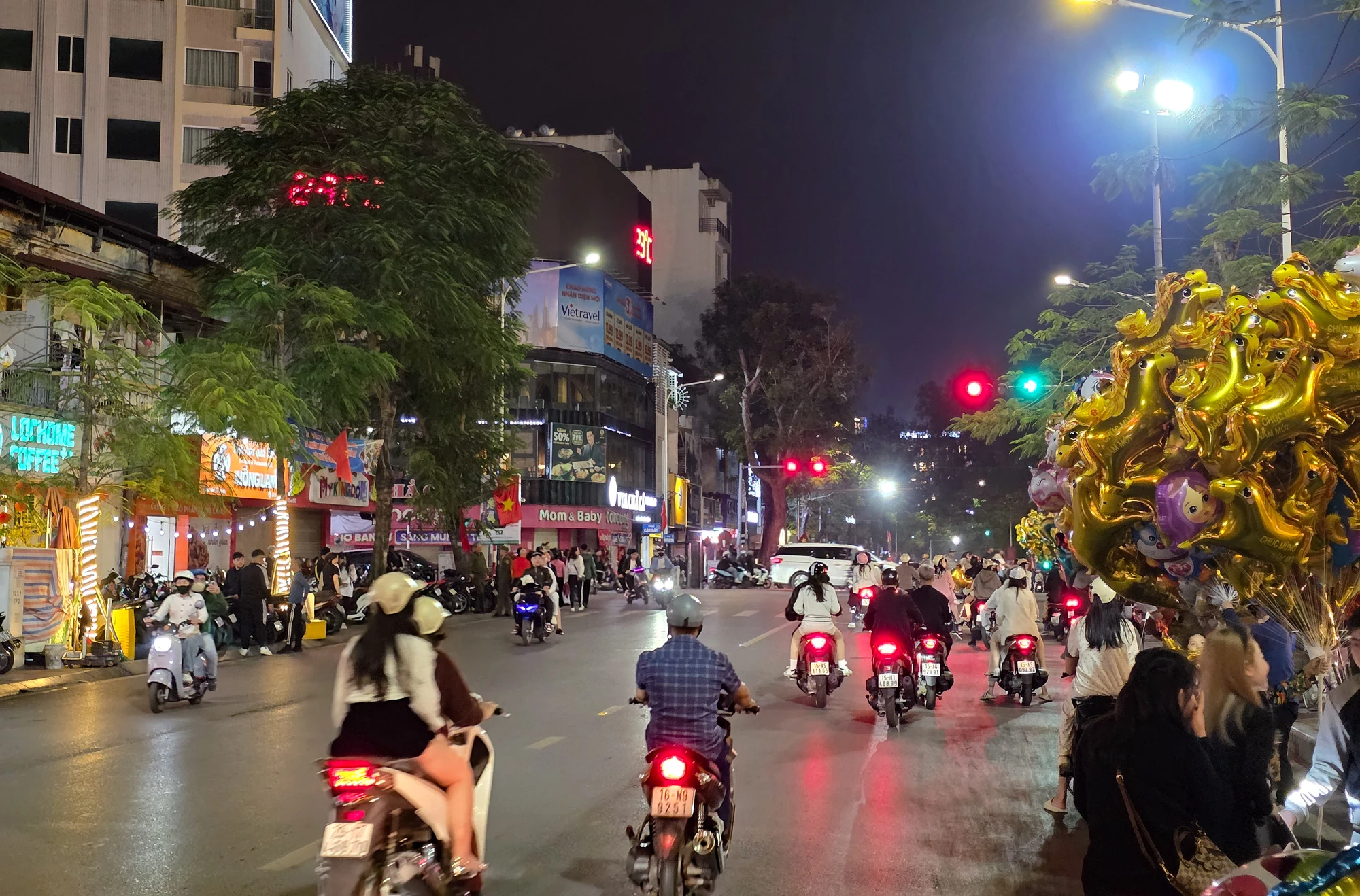 hai-phong-hang-nghin-nguoi-hoa-minh-trong-dem-giao-thua-dac-biet-lan-dau-to-chuc-tai-trung-tam-chinh-tri-hanh-chinh-8.JPG