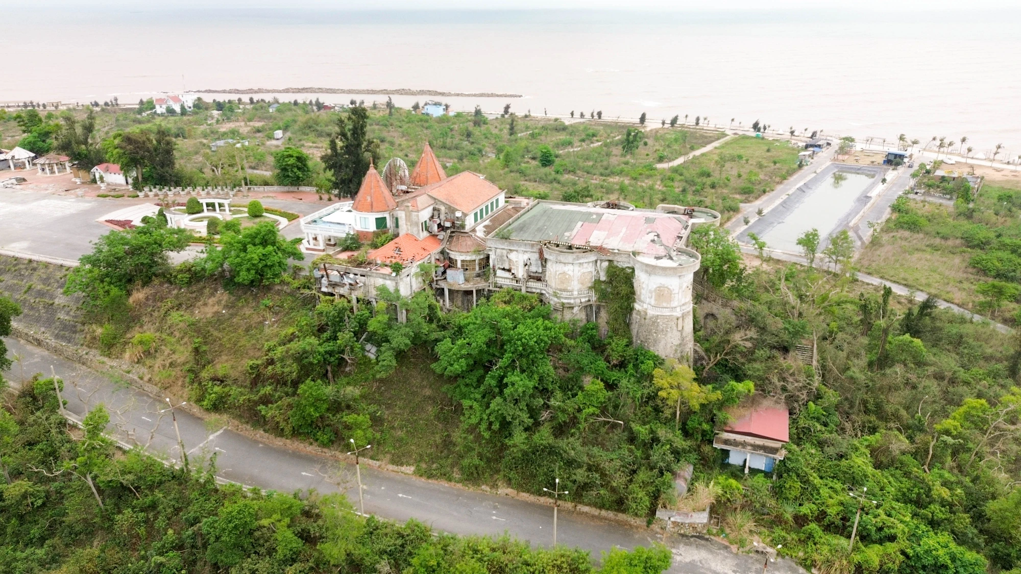 tu-lau-dai-bo-hoang-den-du-an-2-100-ti-casino-do-son-sap-thay-ao-sau-nhieu-nam-xuong-cap-11.JPG