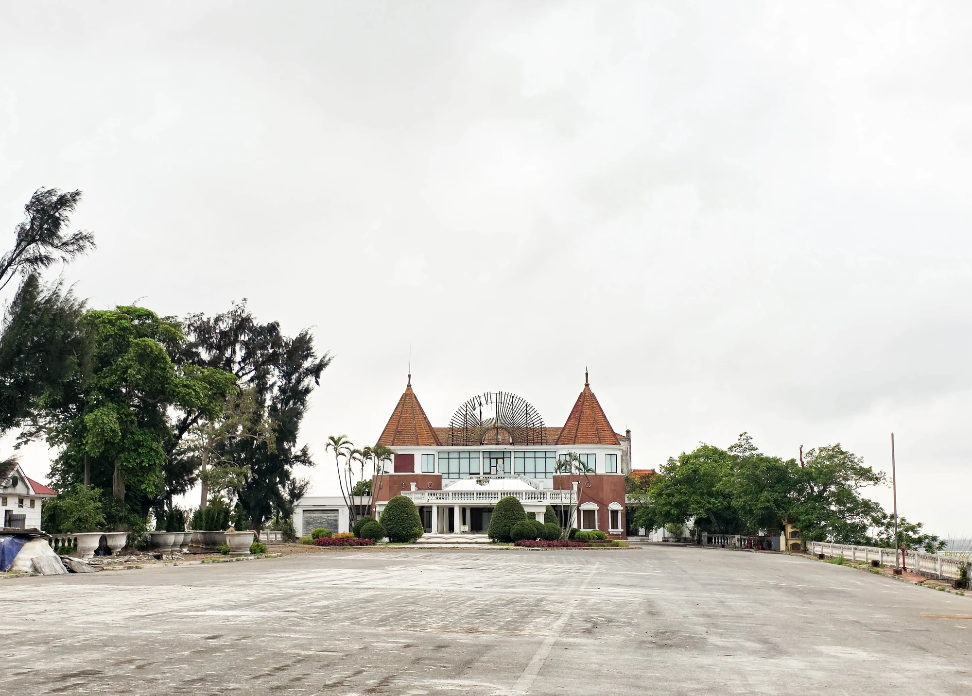 tu-lau-dai-bo-hoang-den-du-an-2-100-ti-casino-do-son-sap-thay-ao-sau-nhieu-nam-xuong-cap-2.JPG