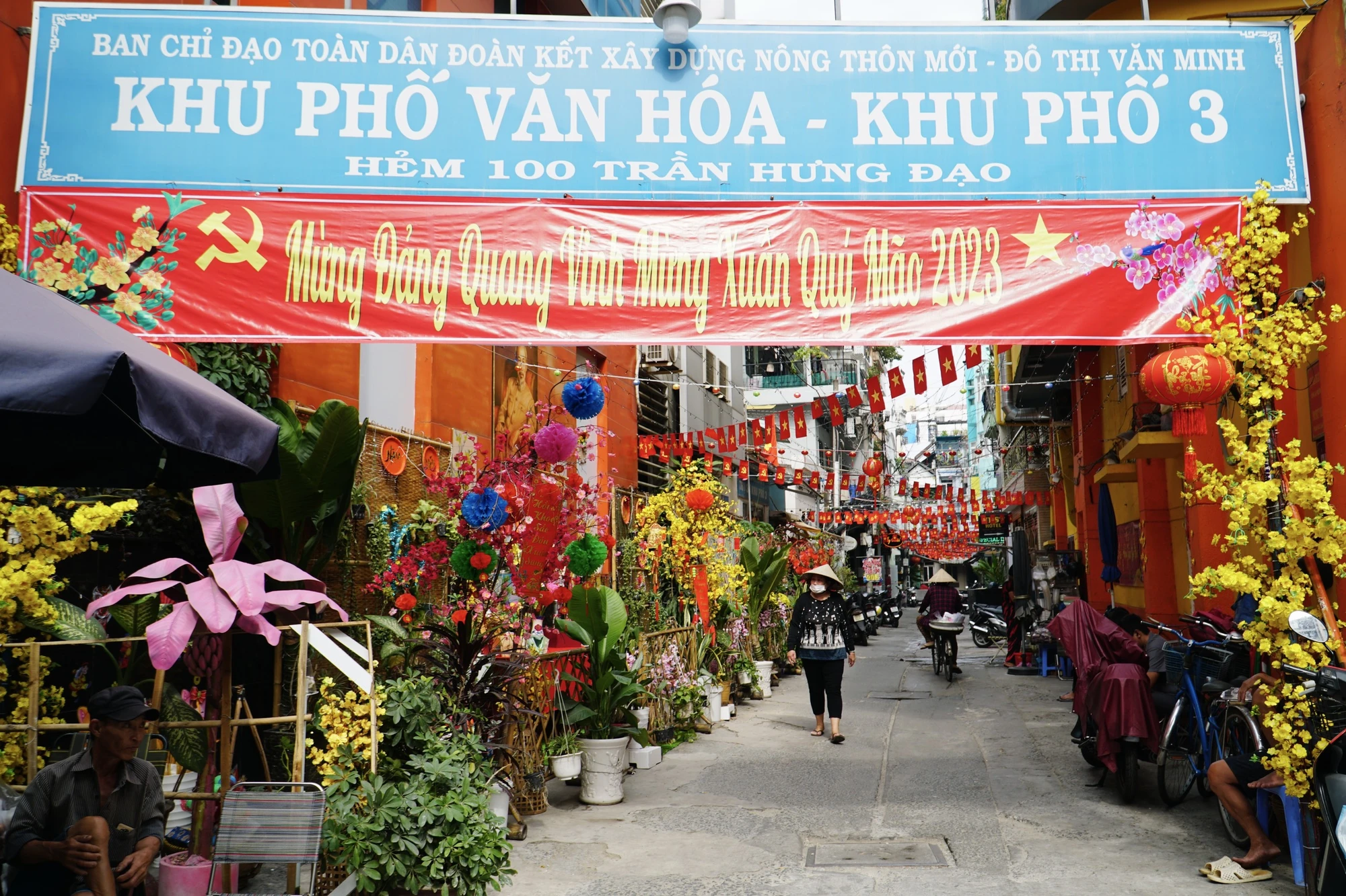 Chủ đề đường hoa của khu phố năm nay là “Góc tết nghĩa tình, đường xuân văn minh”. Đây là hoạt động đặc sắc đã diễn ra 3 năm nay, mỗi dịp tết đến xuân về với ước mong cho khu phố được rực rỡ trong năm mới. Chủ đề đường hoa của khu phố năm nay là “Góc tết nghĩa tình, đường xuân văn minh”. Đây là hoạt động đặc sắc đã diễn ra 3 năm nay, mỗi dịp tết đến xuân về với ước mong cho khu phố được rực rỡ trong năm mới.