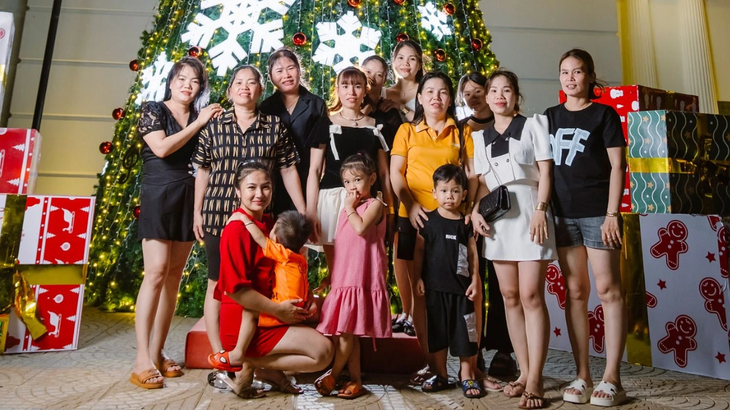 11-chang-trai-hoa-trang-thanh-ong-gia-noel-chup-anh-mien-phi-cho-hang-tram-nguoi-153-1678-1060.jpeg