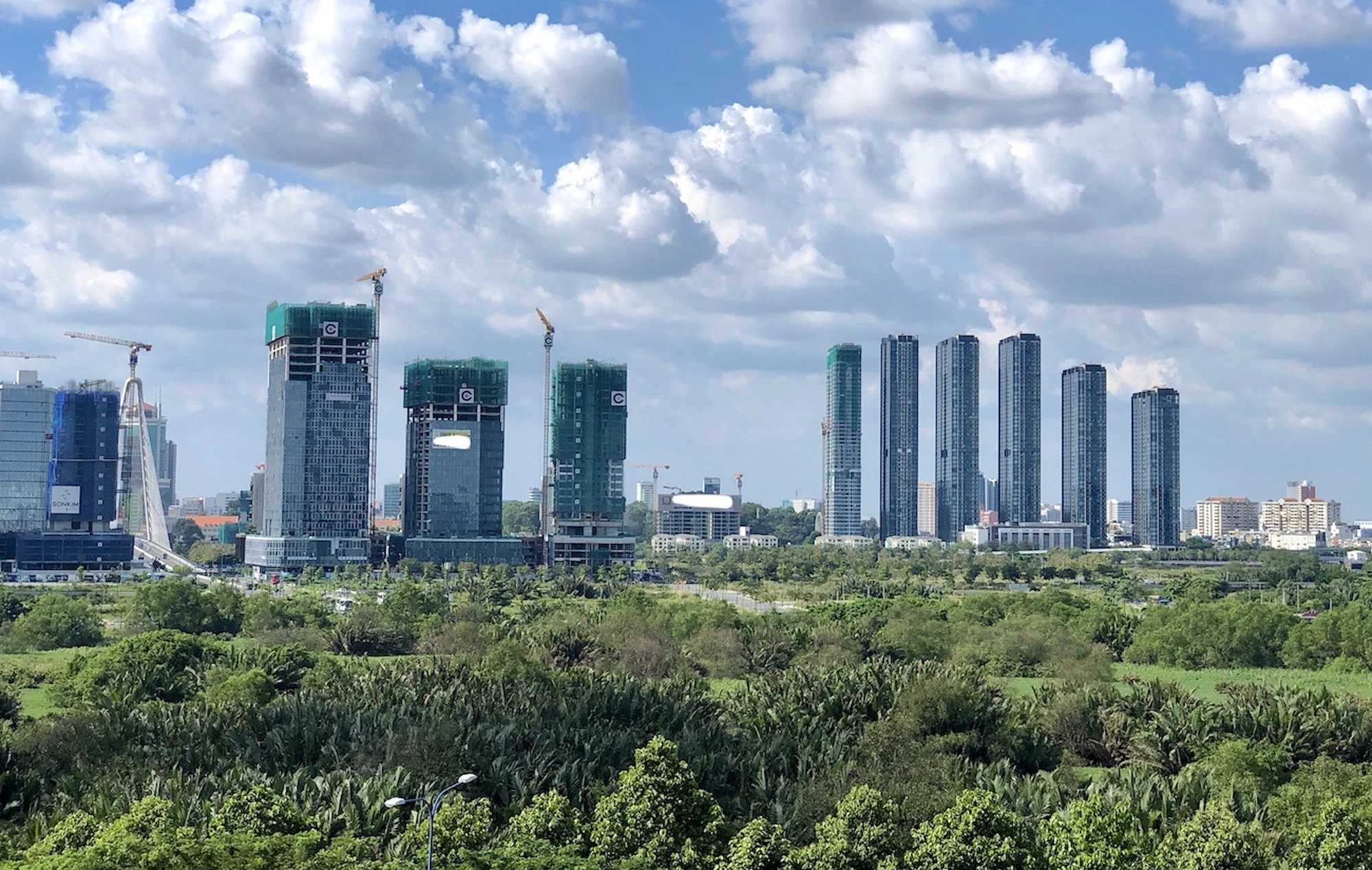 Phí bảo lãnh ngân hàng quá cao được chủ đầu tư tính vào giá thành làm tăng giá bán nhà ở. (Ảnh: QH)
