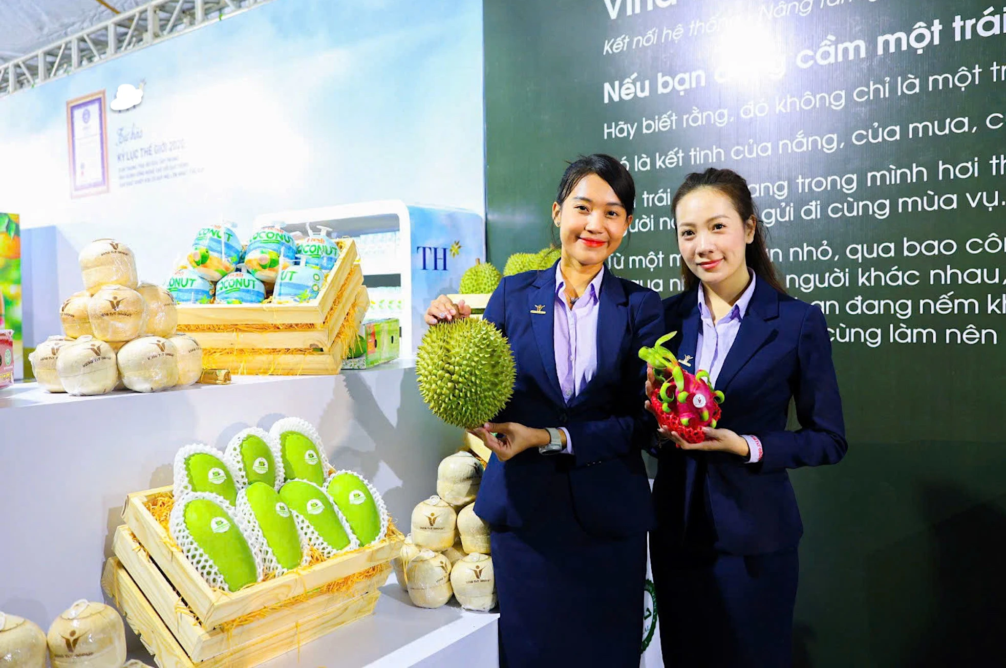 Xuất khẩu của Việt Nam dần thoát khỏi đáy 'đường cong nụ cười' nhưng ...