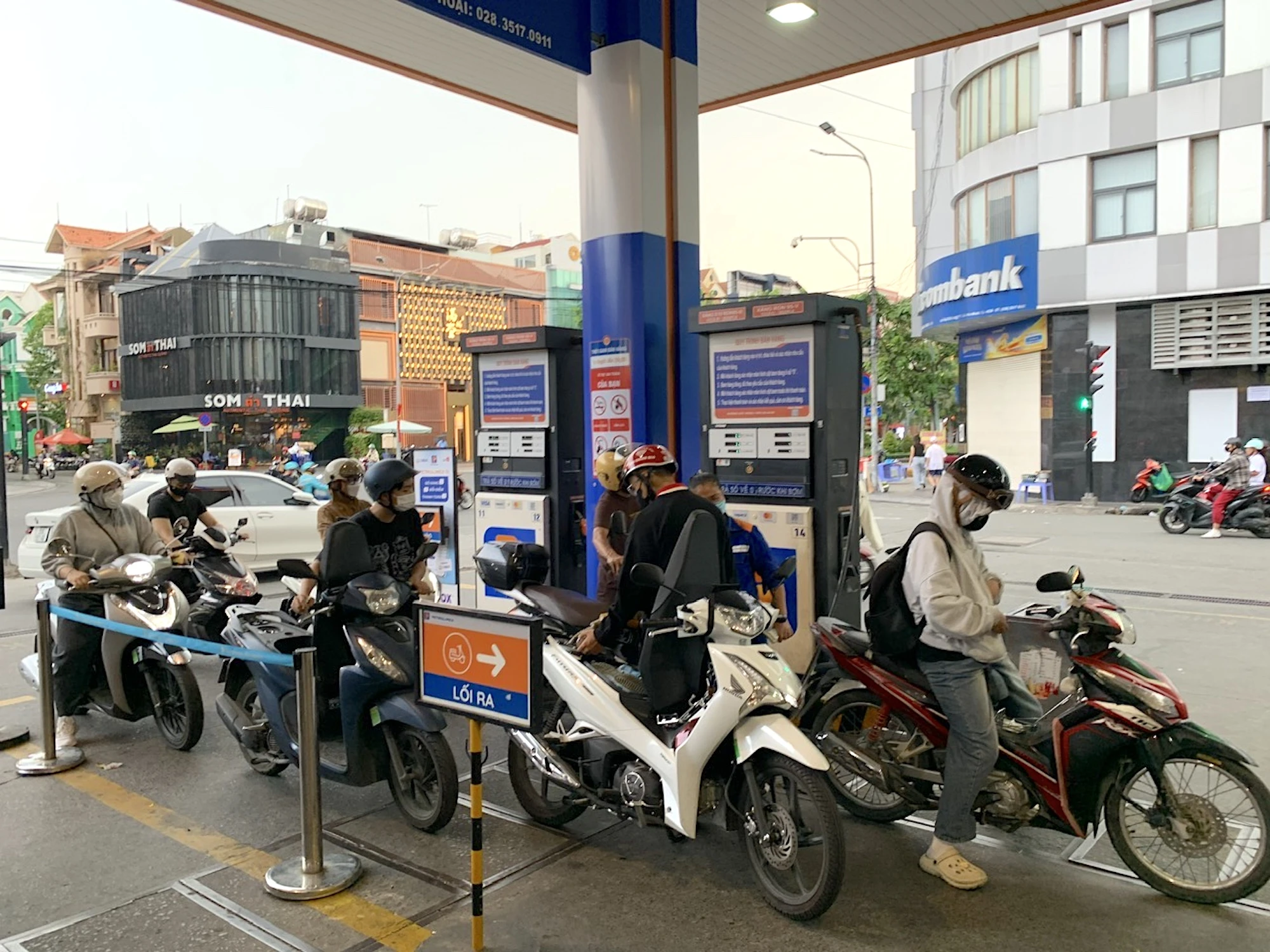 Phối hợp nhịp nhàng, đồng bộ nhiều giải pháp để hạ nhiệt giá xăng dầu