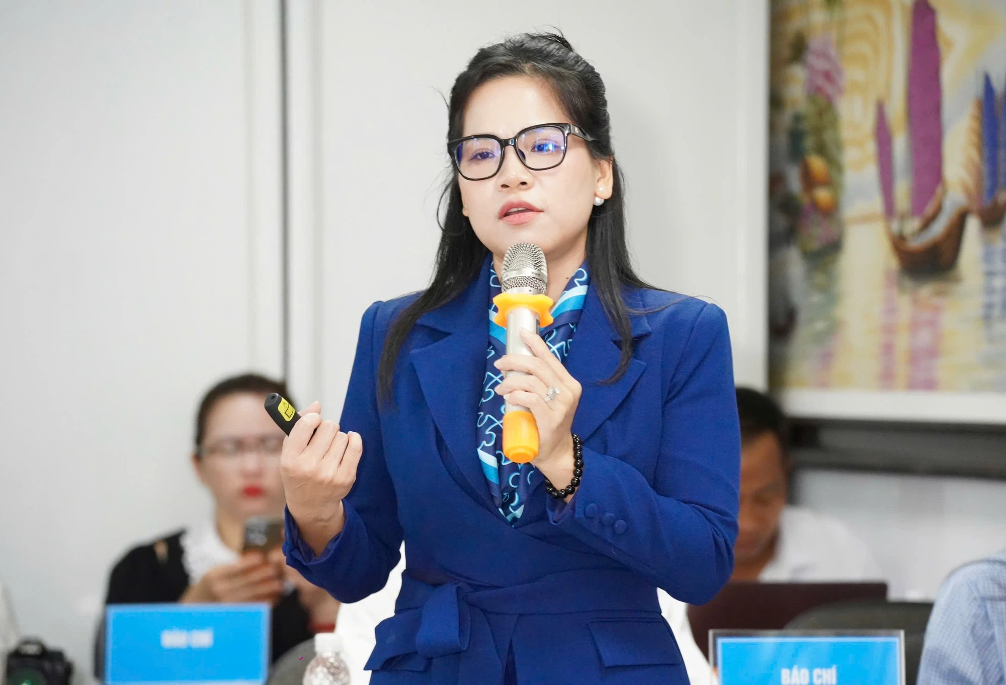 ThS Trần Thị Thu Trang, Tổng Giám đốc Công ty TNHH Đại lý thuế Hợp Luật trình bày tham luận tại tọa đàm. Ảnh: THUẬN VĂN