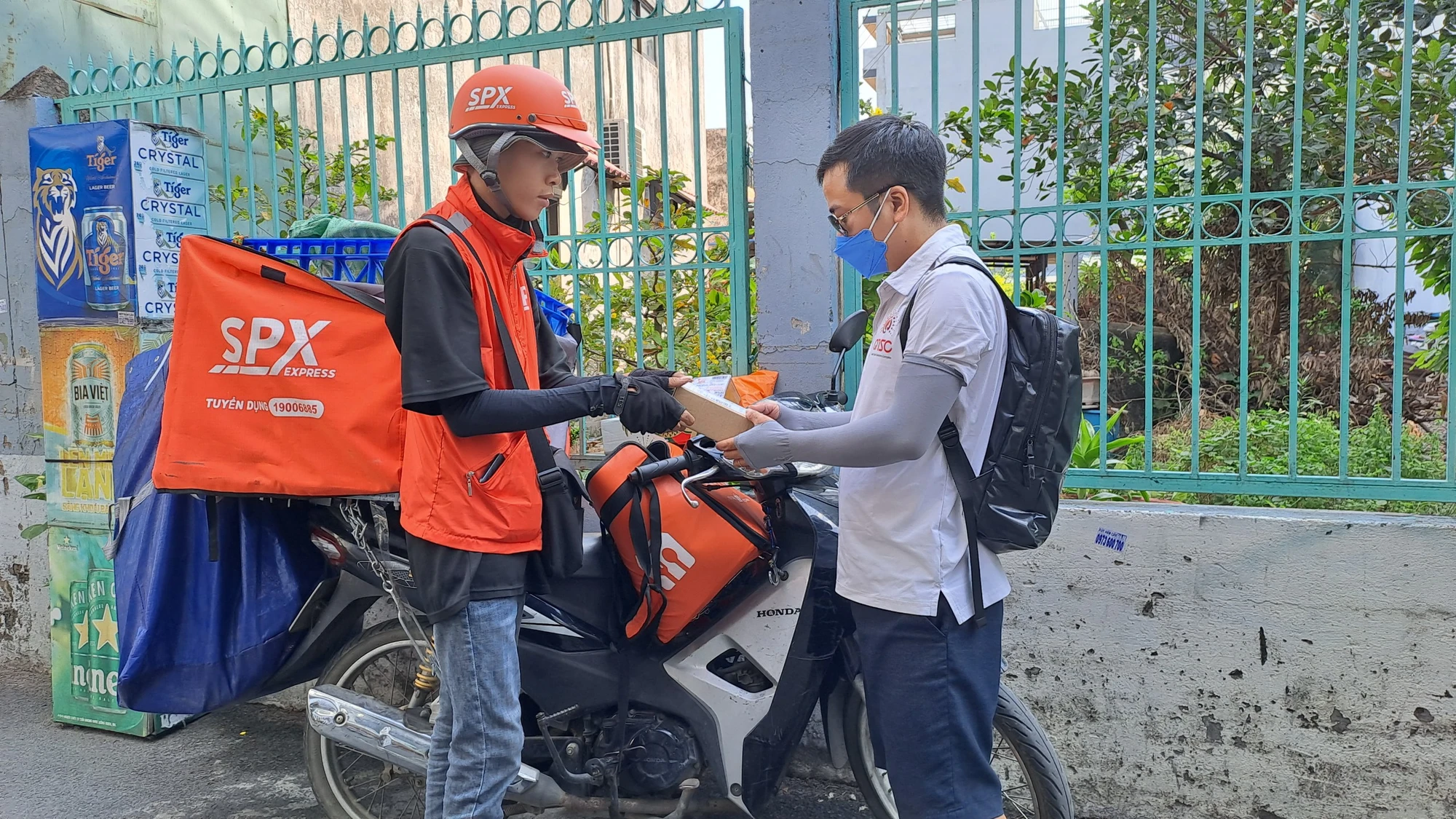 Người bán hàng bức xúc vì bị giam tiền, Shopee nói 'sẽ phản hồi cụ thể'