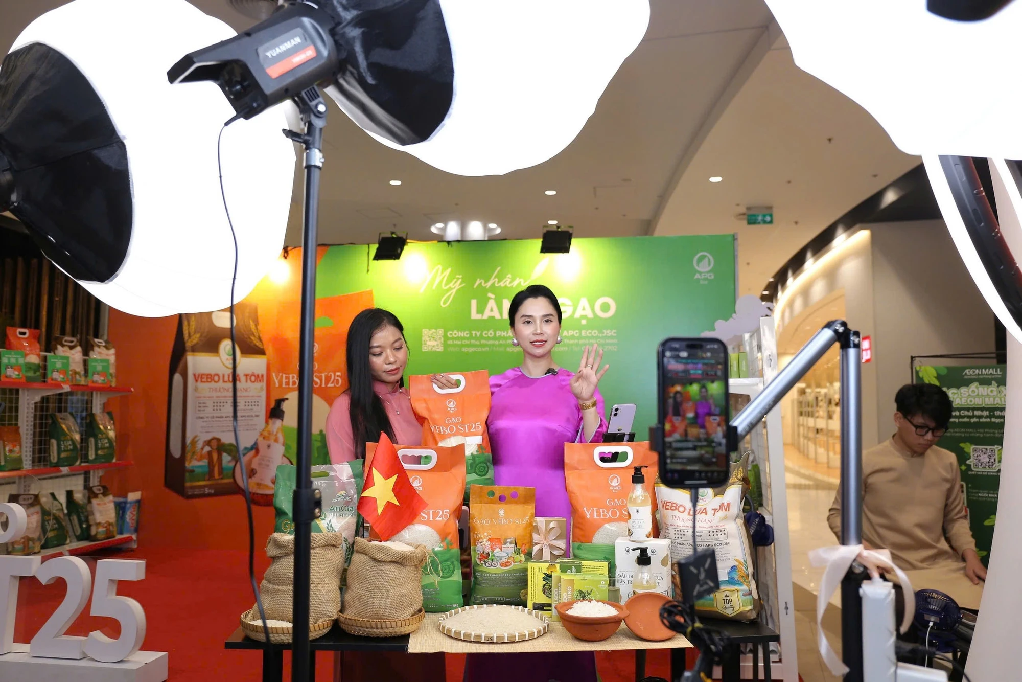 Doanh nghiệp nỗ lực bán hàng đa kênh và tạo dựng uy tín thương hiệu trên các nền tảng TMĐT. Ảnh: THU HÀ Gao-livestream.JPG