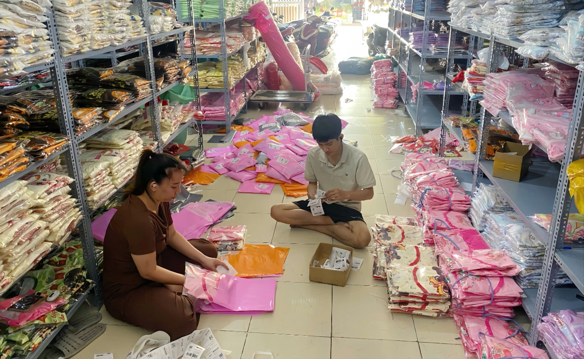 Môi trường kinh doanh tốt cho nhà bán, tin cậy cho người dùng sẽ thúc đẩy sự tăng trưởng của TMĐT. Ảnh: THU HÀ live-3.jpeg