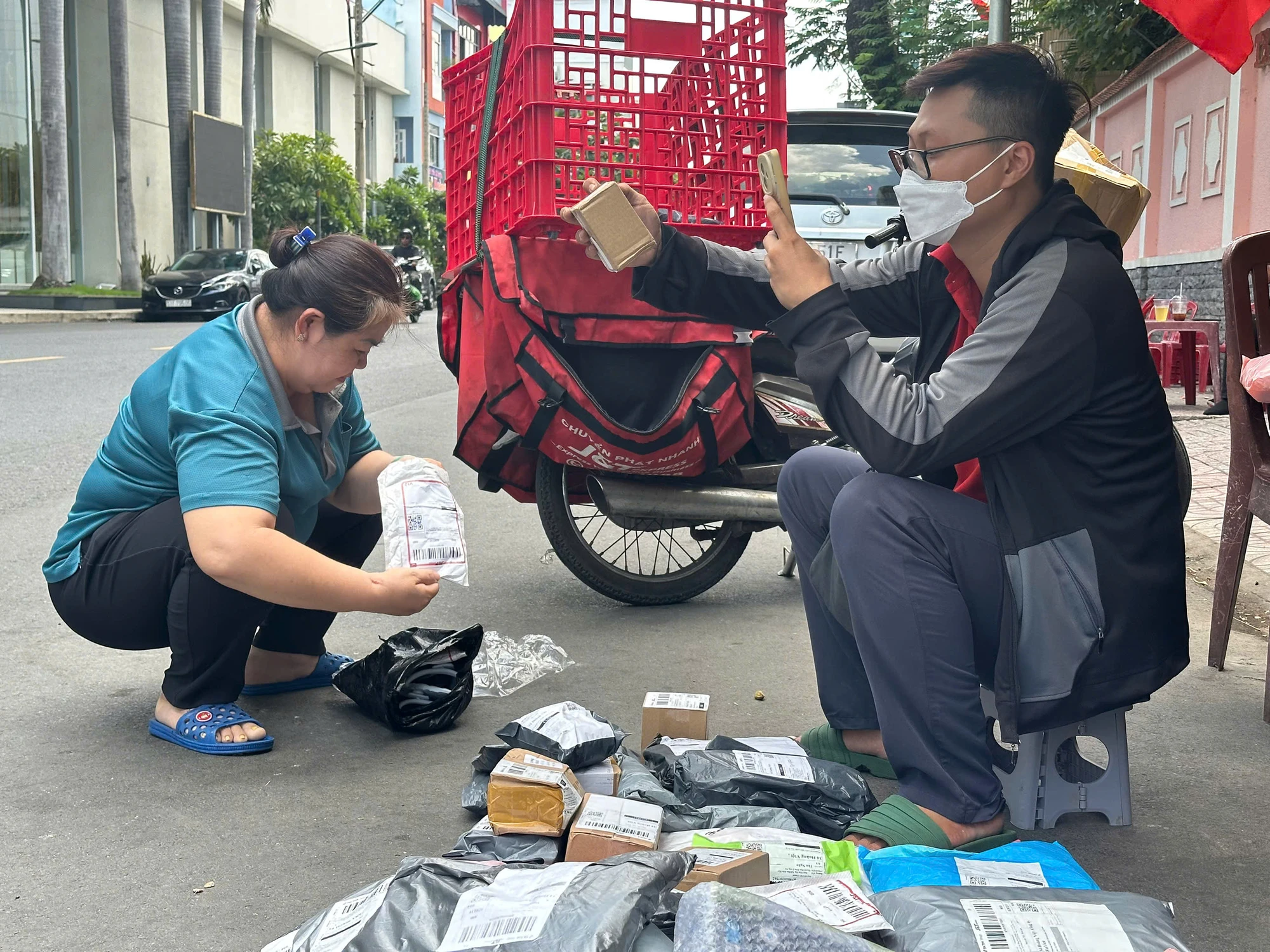 Người tiêu dùng quan tâm nhiều tới chất lượng, nguồn gốc hàng hóa và trải nghiệm khi mua sắm online. Ảnh: THU HÀ MUA SẮM