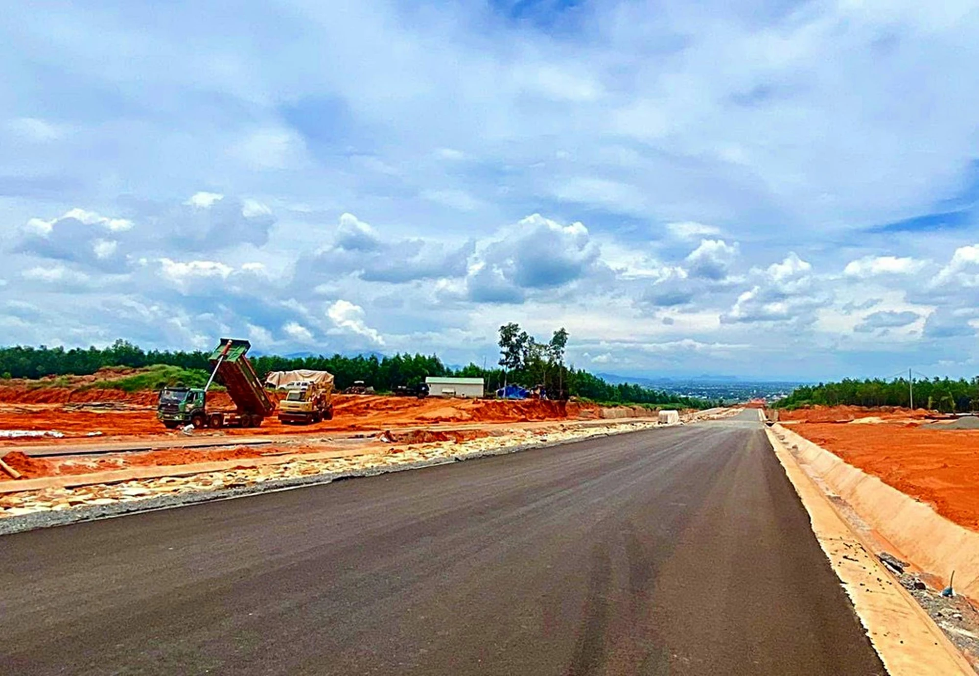 Đoạn đường vừa thảm nhựa. Đoạn đường vừa thảm nhựa.
