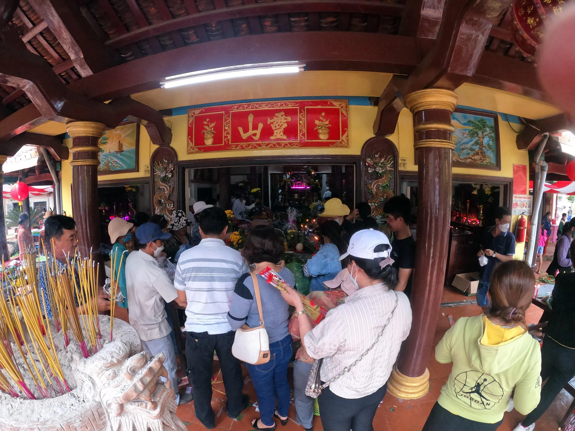 Lễ hội thu hút rất đông du khách đến cúng viếng, tham quan. Lễ hội thu hút rất đông du khách đến cúng viếng, tham quan.