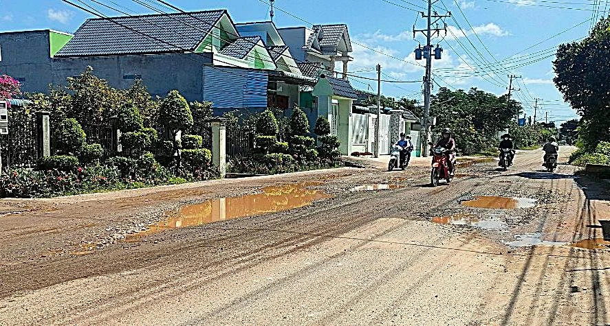Một đoạn đường đầy "ổ trâu, ổ voi" ở Hàm Thuận Nam. Ảnh PN. Một đoạn đường đầy "ổ trâu, ổ voi" ở Hàm Thuận Nam. Ảnh PN.