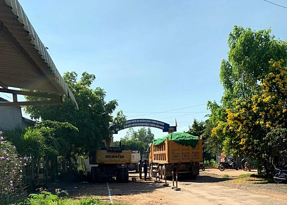 Hàng đoàn xe ben chở quá tải chạy cắn đuôi nhau. Ảnh PN. Hàng đoàn xe ben chở quá tải chạy cắn đuôi nhau. Ảnh PN.