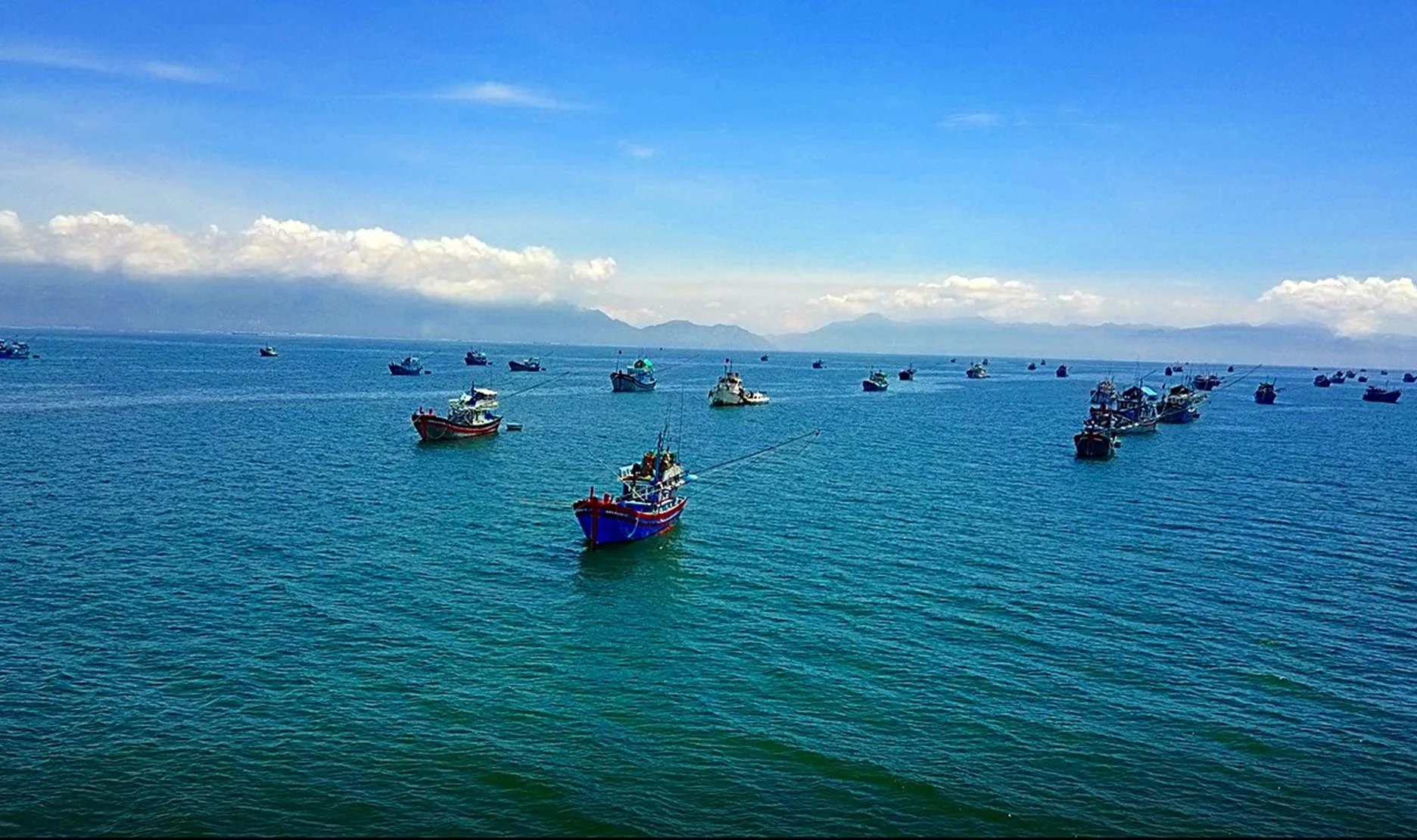 Tàu thuyền san sát cạnh Hòn Cau. Tàu thuyền san sát cạnh Hòn Cau.