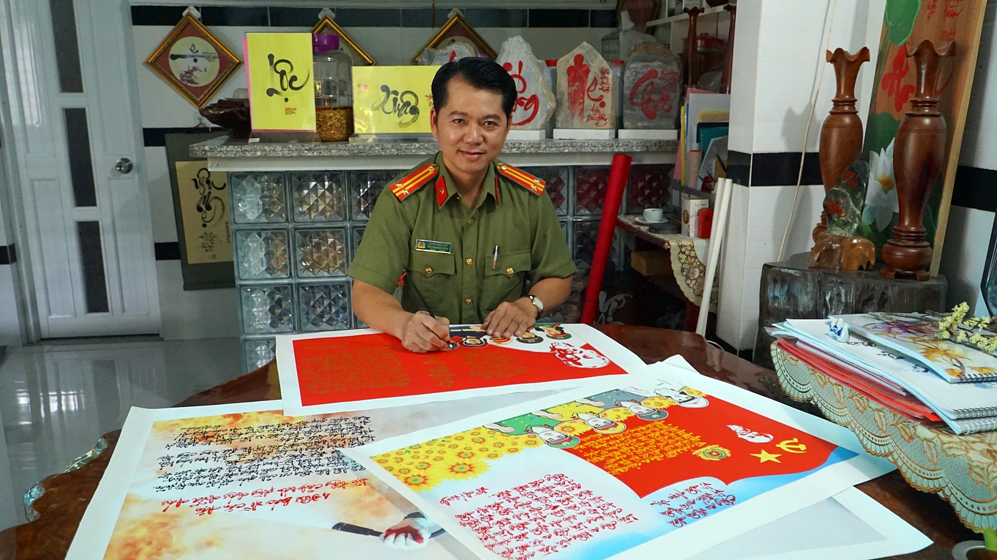 Trung tá Duy bên những tác phẩm của mình. Trung tá Duy bên những tác phẩm của mình.