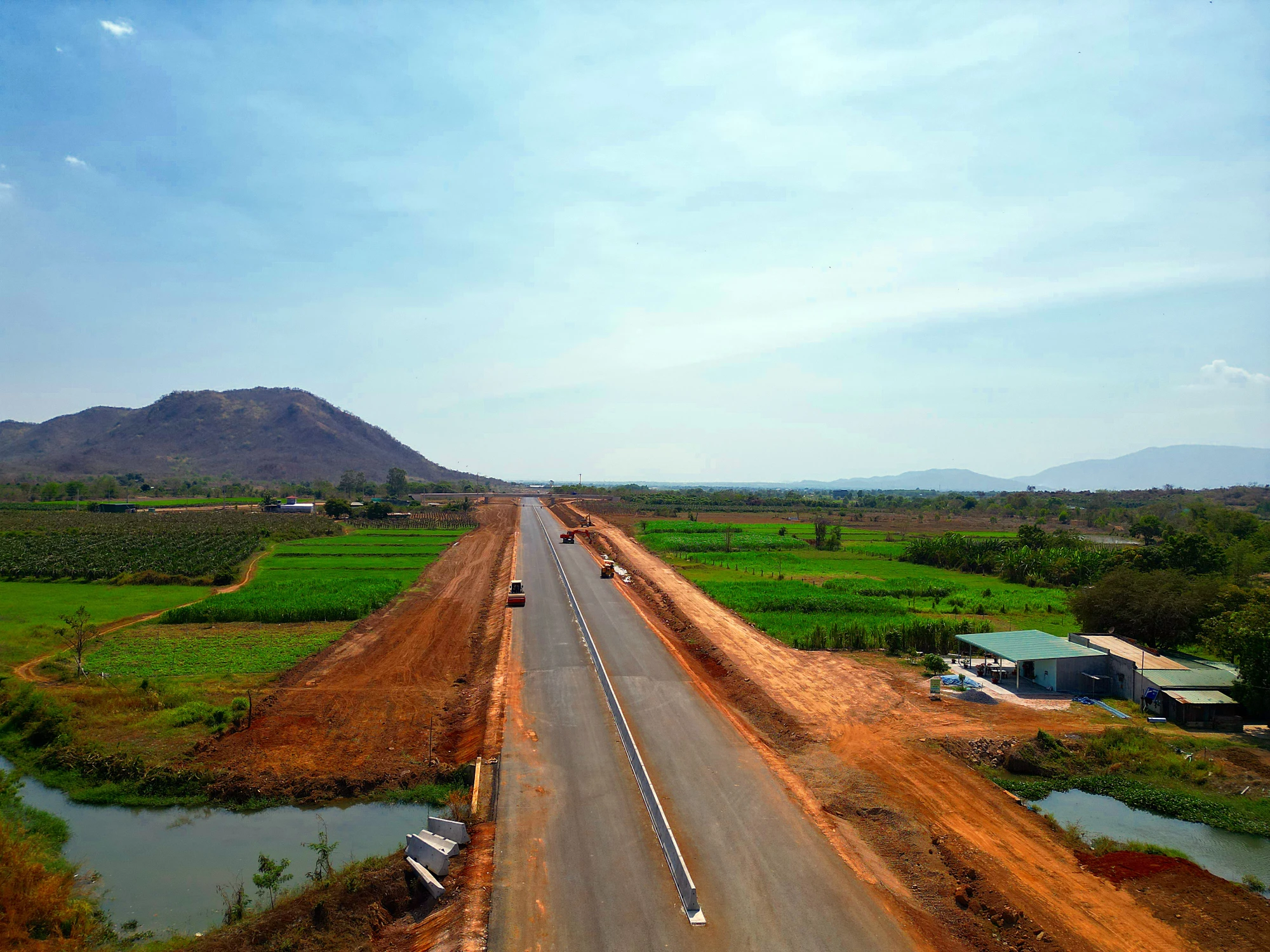 Nhiều đoạn mặt đường đã hoàn chỉnh nhưng thiếu đất đắp làm đường gom dân sinh. Nhiều đoạn mặt đường đã hoàn chỉnh nhưng thiếu đất đắp làm đường gom dân sinh.
