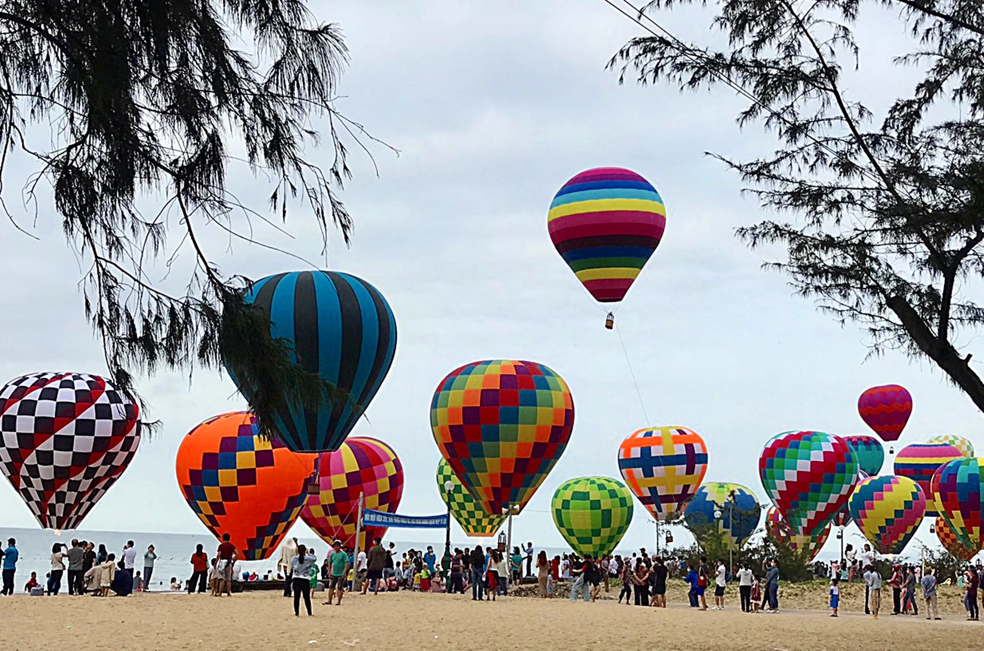 Lễ hội khinh khí cầu tại Đồi Dương, Phan Thiết ngày 24-3.