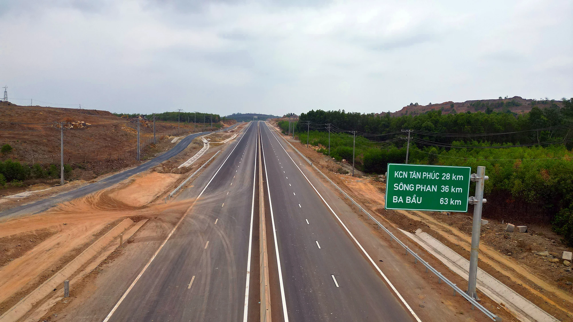 Biển báo đoạn qua huyện Hàm Tân. Ảnh PN. Biển báo đoạn qua huyện Hàm Tân. Ảnh PN.